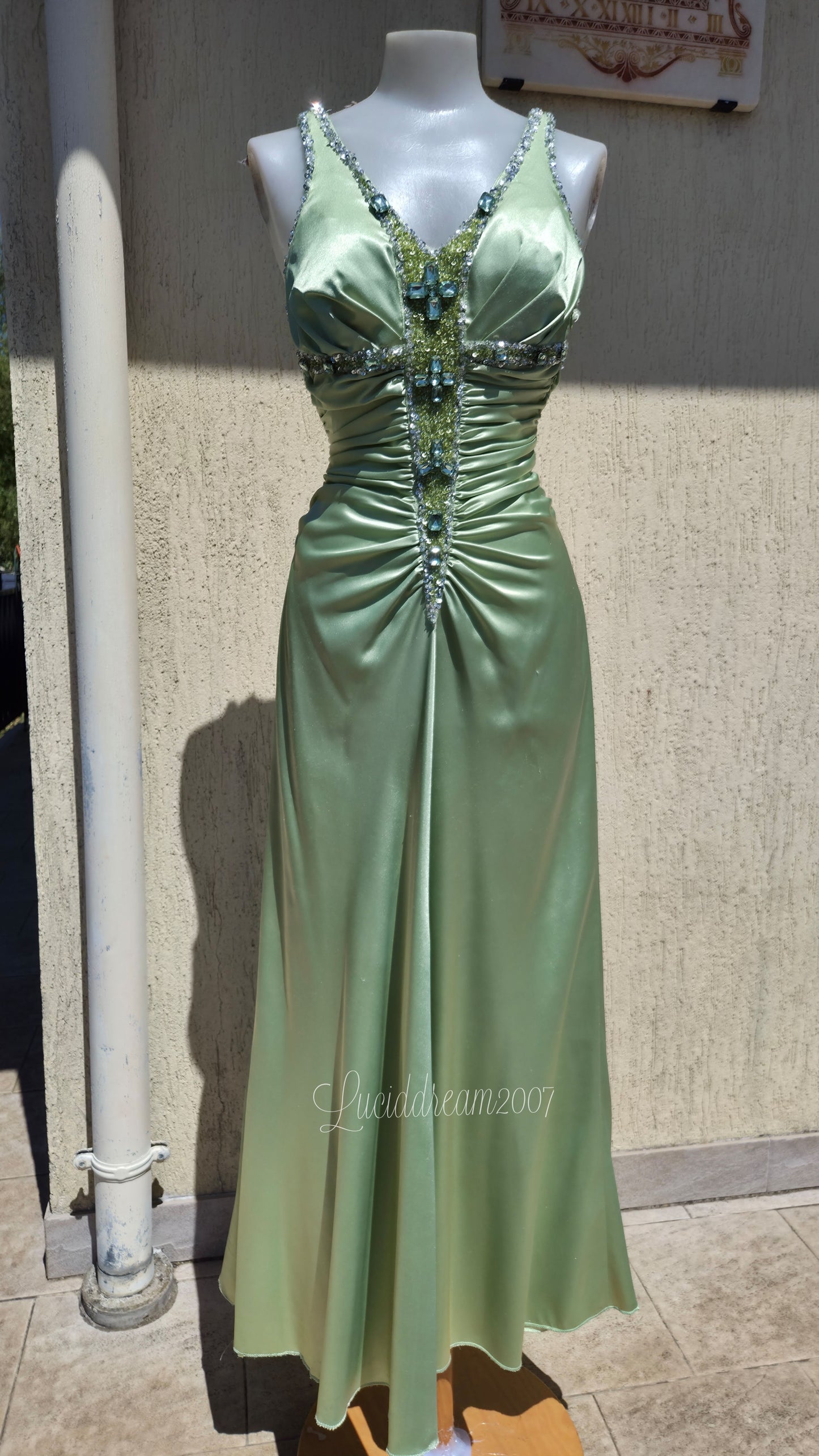 Robe verte satinée et brodée