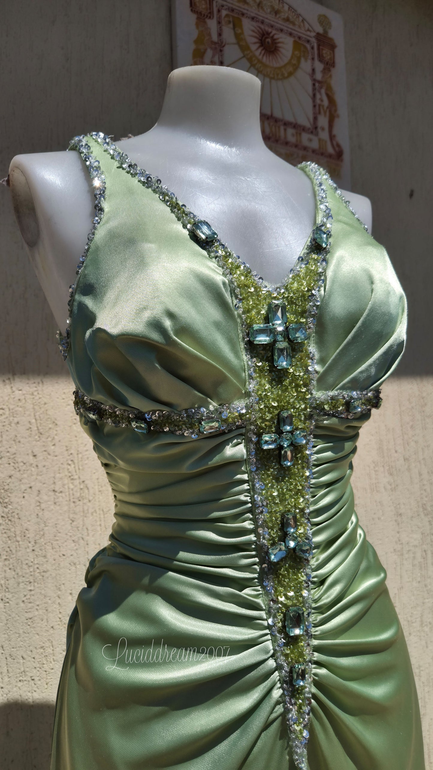 Robe verte satinée et brodée
