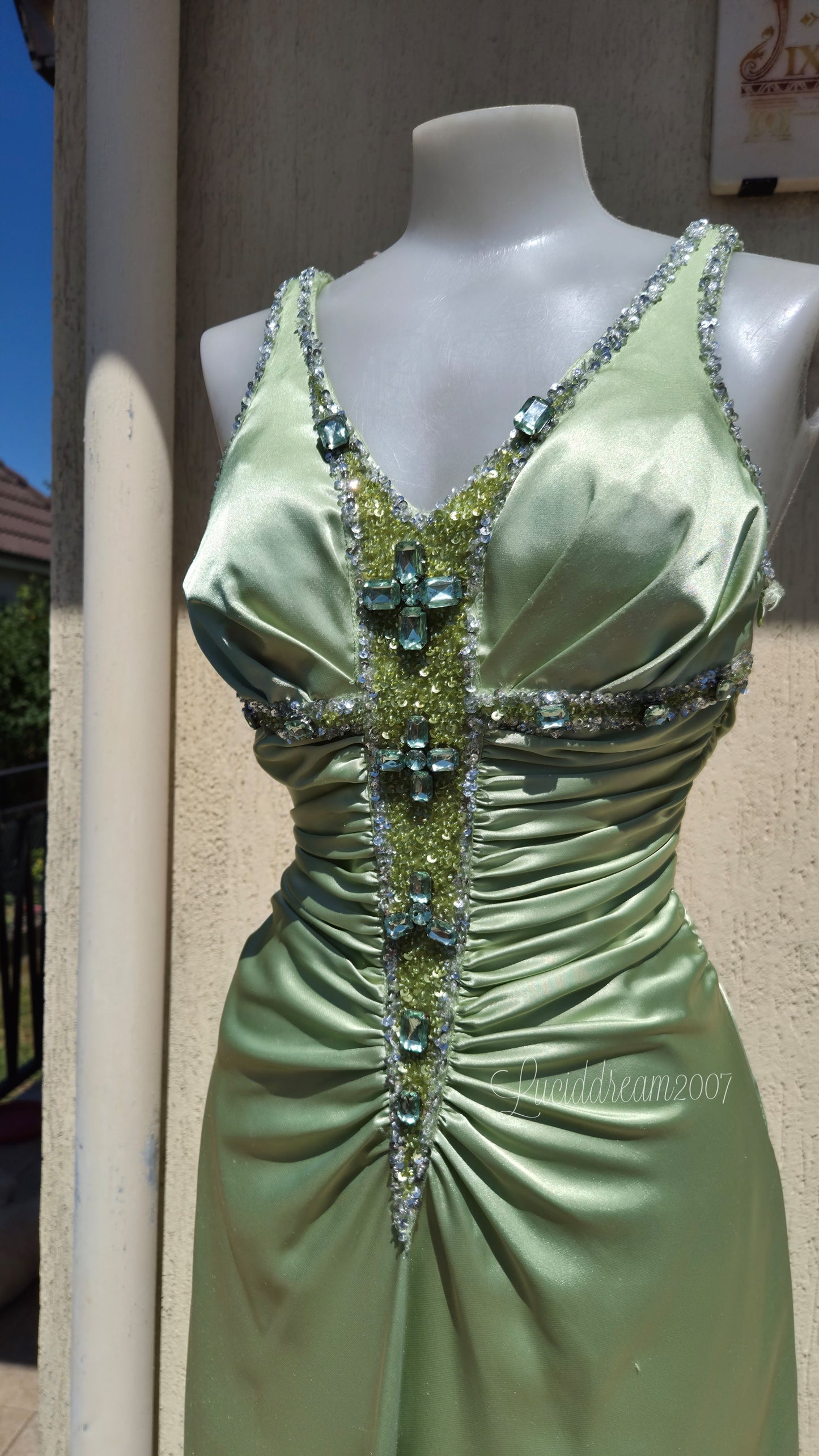 Robe verte satinée et brodée