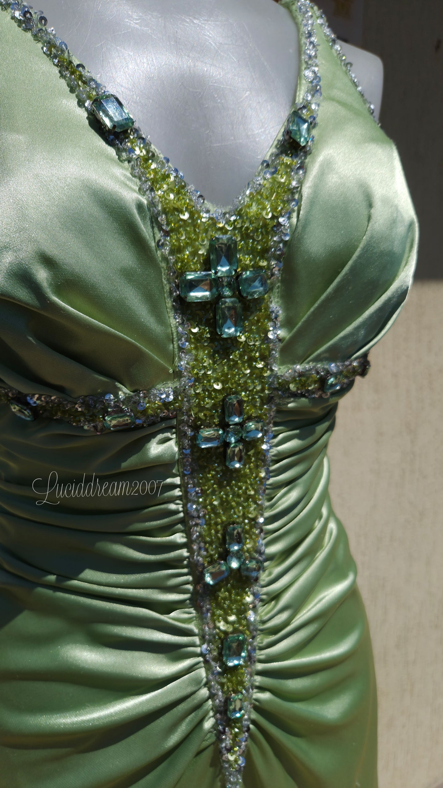 Robe verte satinée et brodée