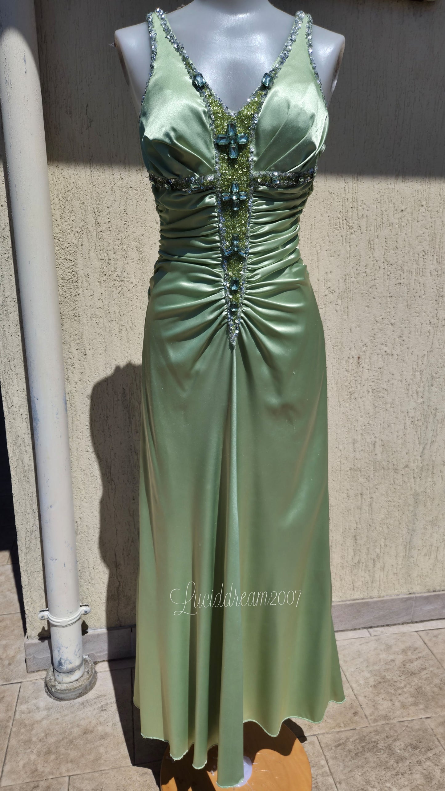 Robe verte satinée et brodée