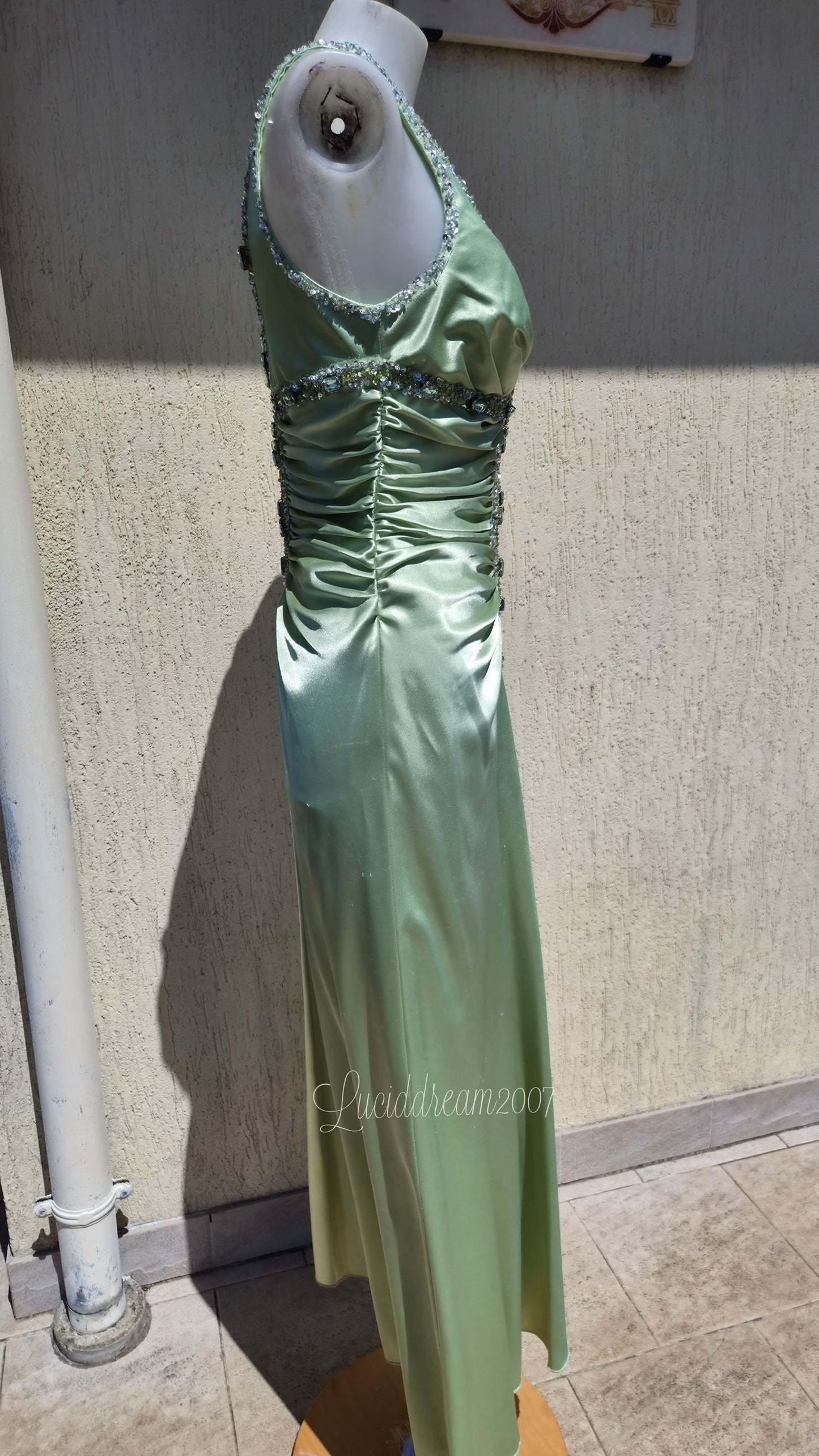 Robe verte satinée et brodée
