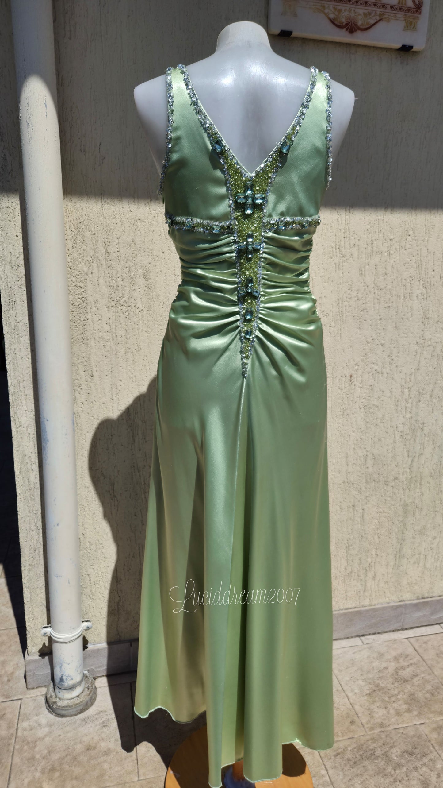 Robe verte satinée et brodée
