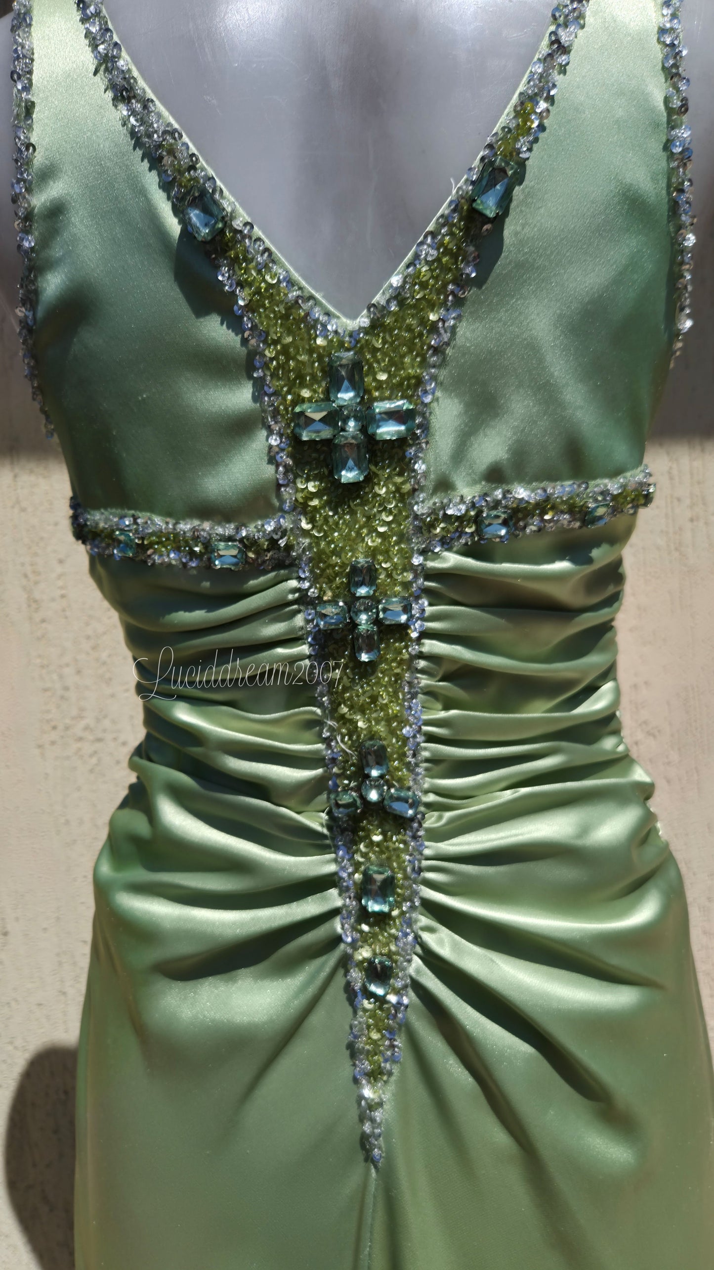 Robe verte satinée et brodée