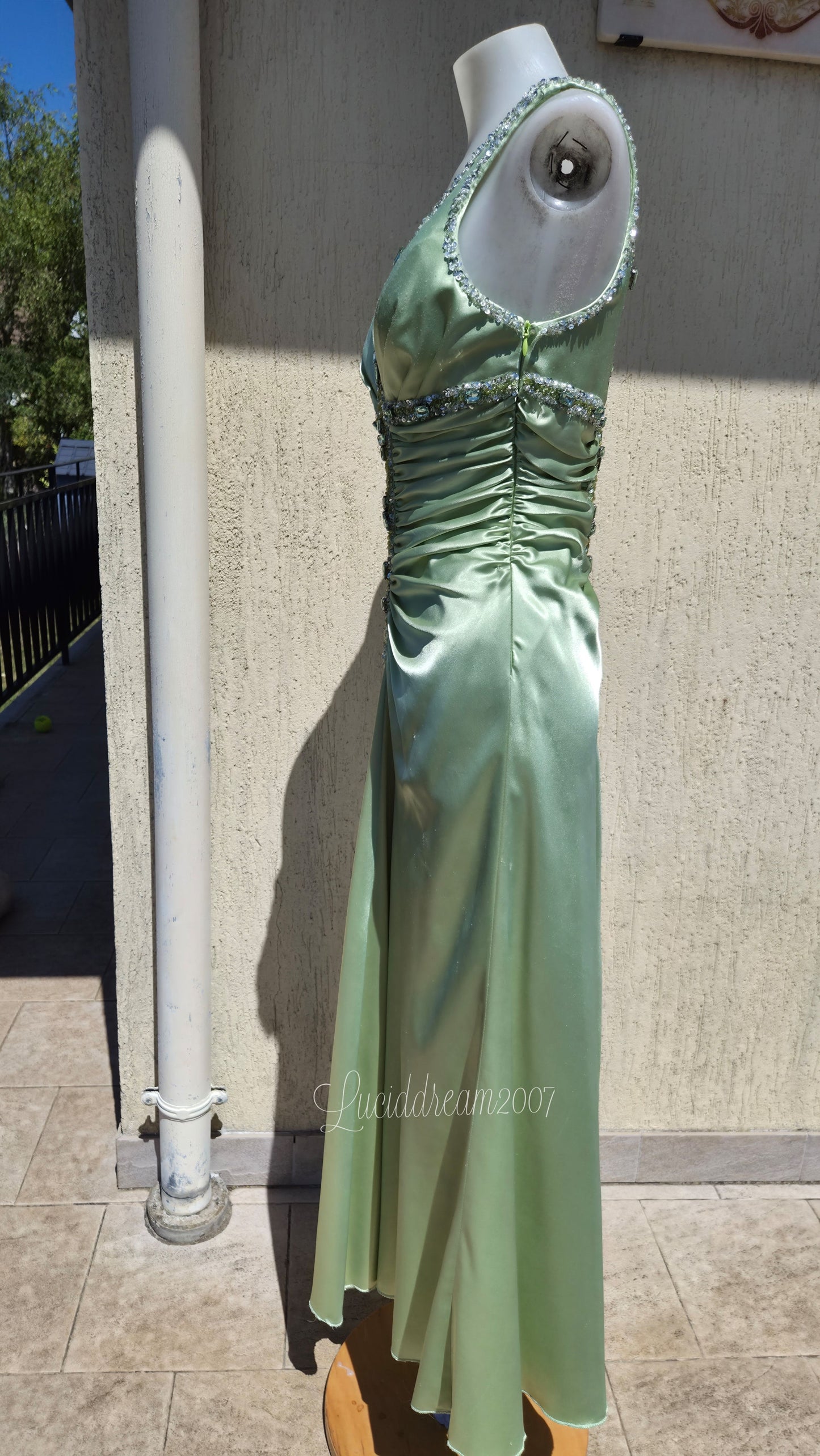 Robe verte satinée et brodée