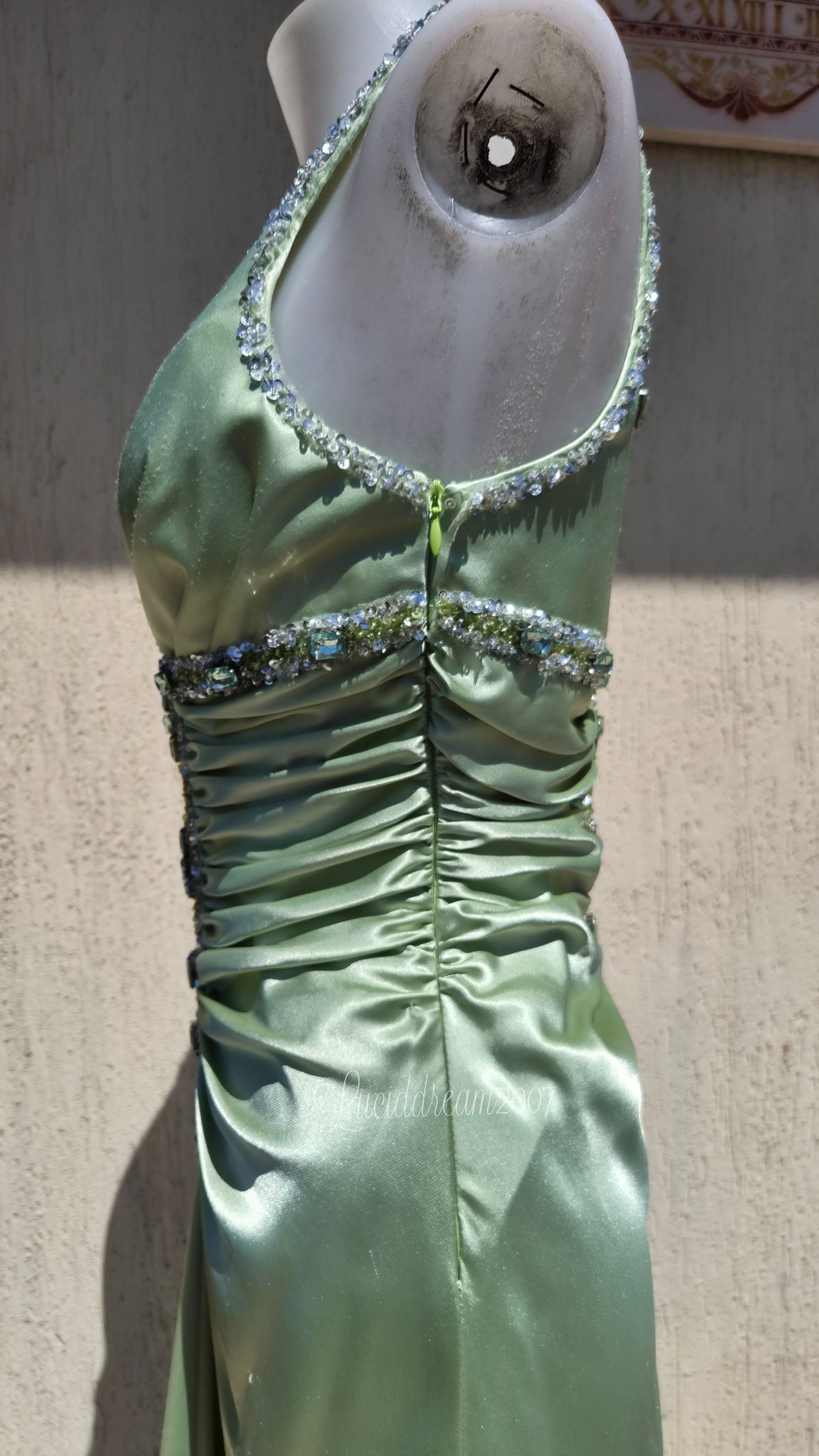 Robe verte satinée et brodée