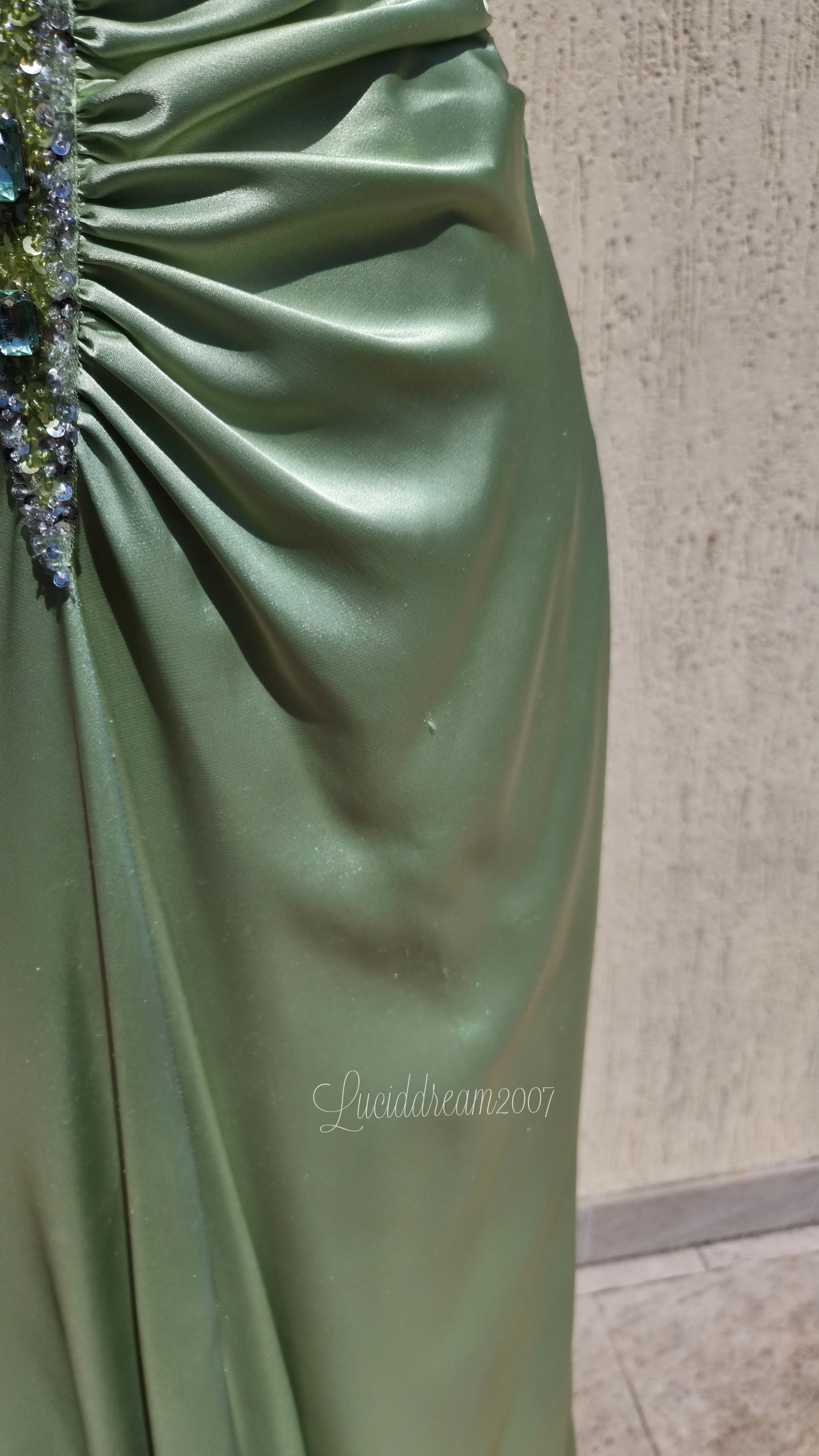 Robe verte satinée et brodée