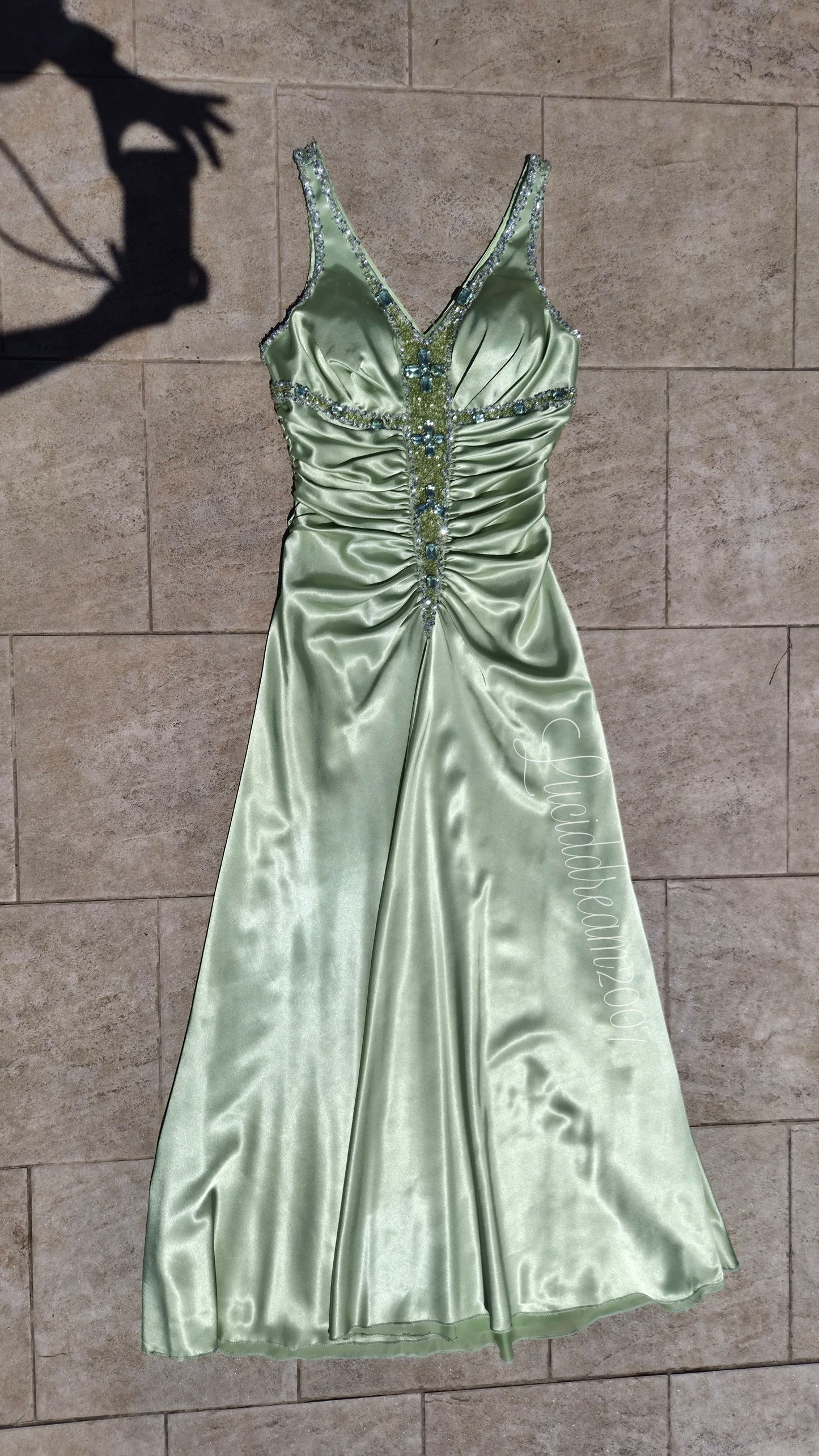 Robe verte satinée et brodée