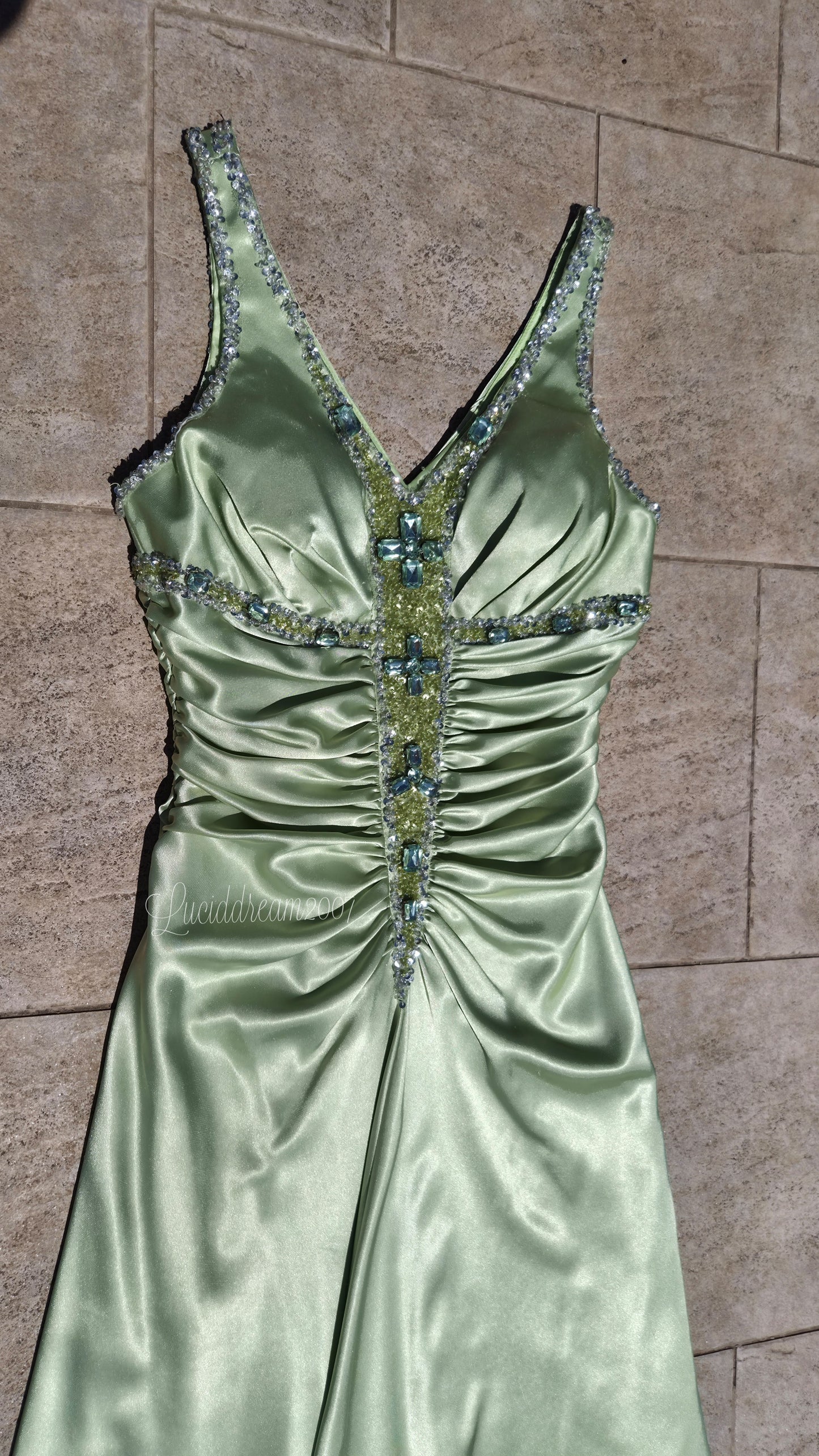 Robe verte satinée et brodée