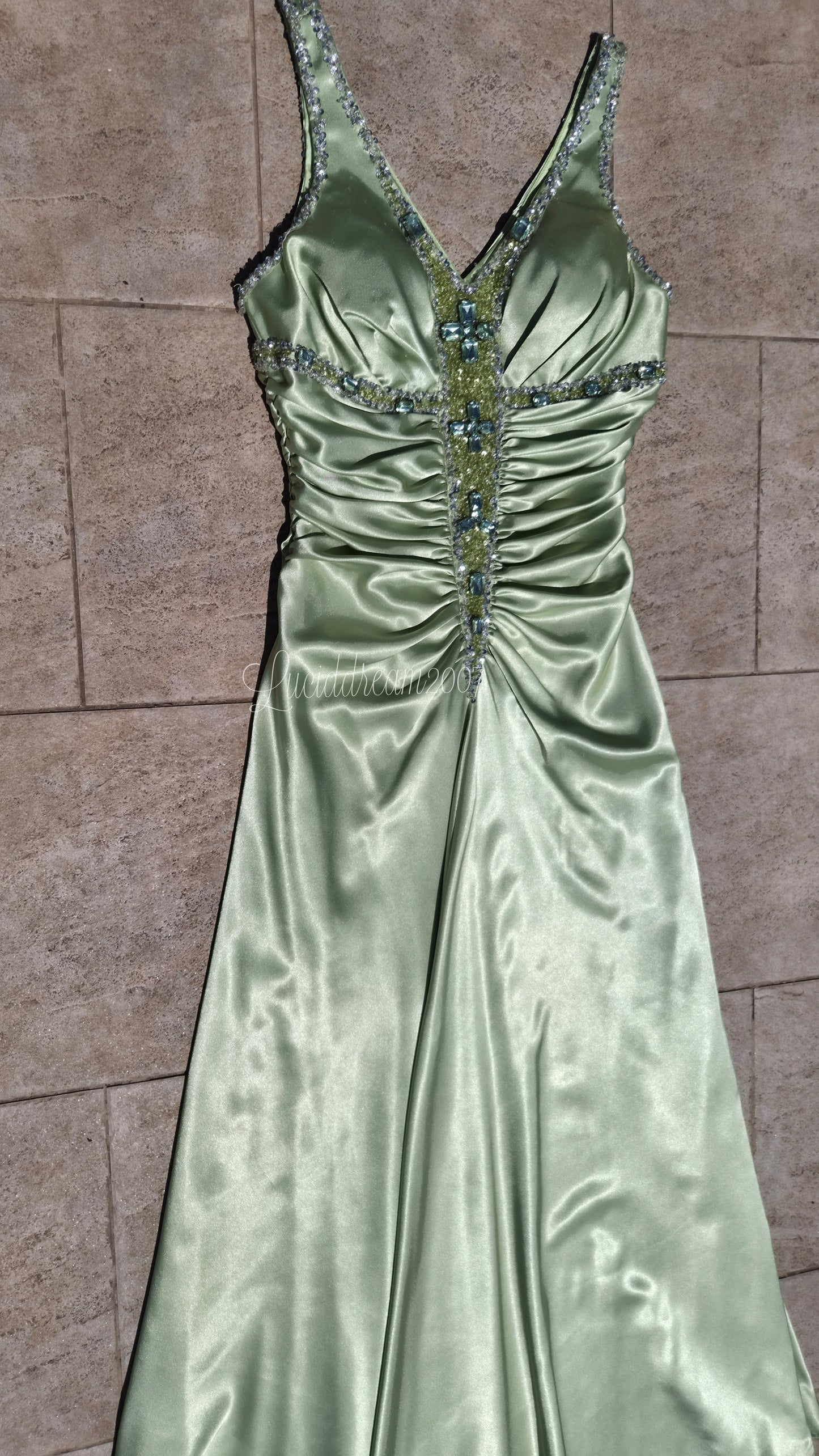 Robe verte satinée et brodée