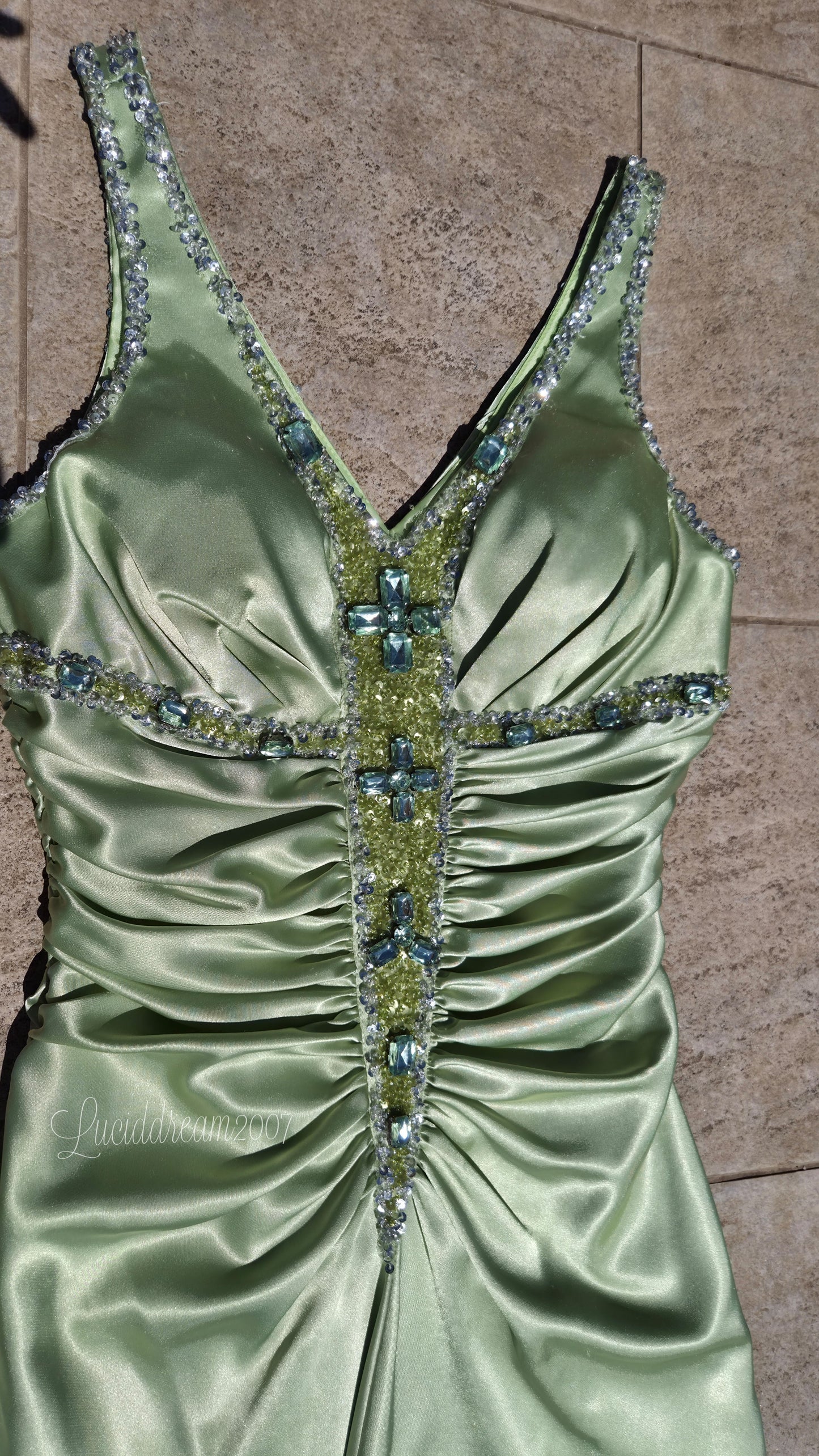 Robe verte satinée et brodée