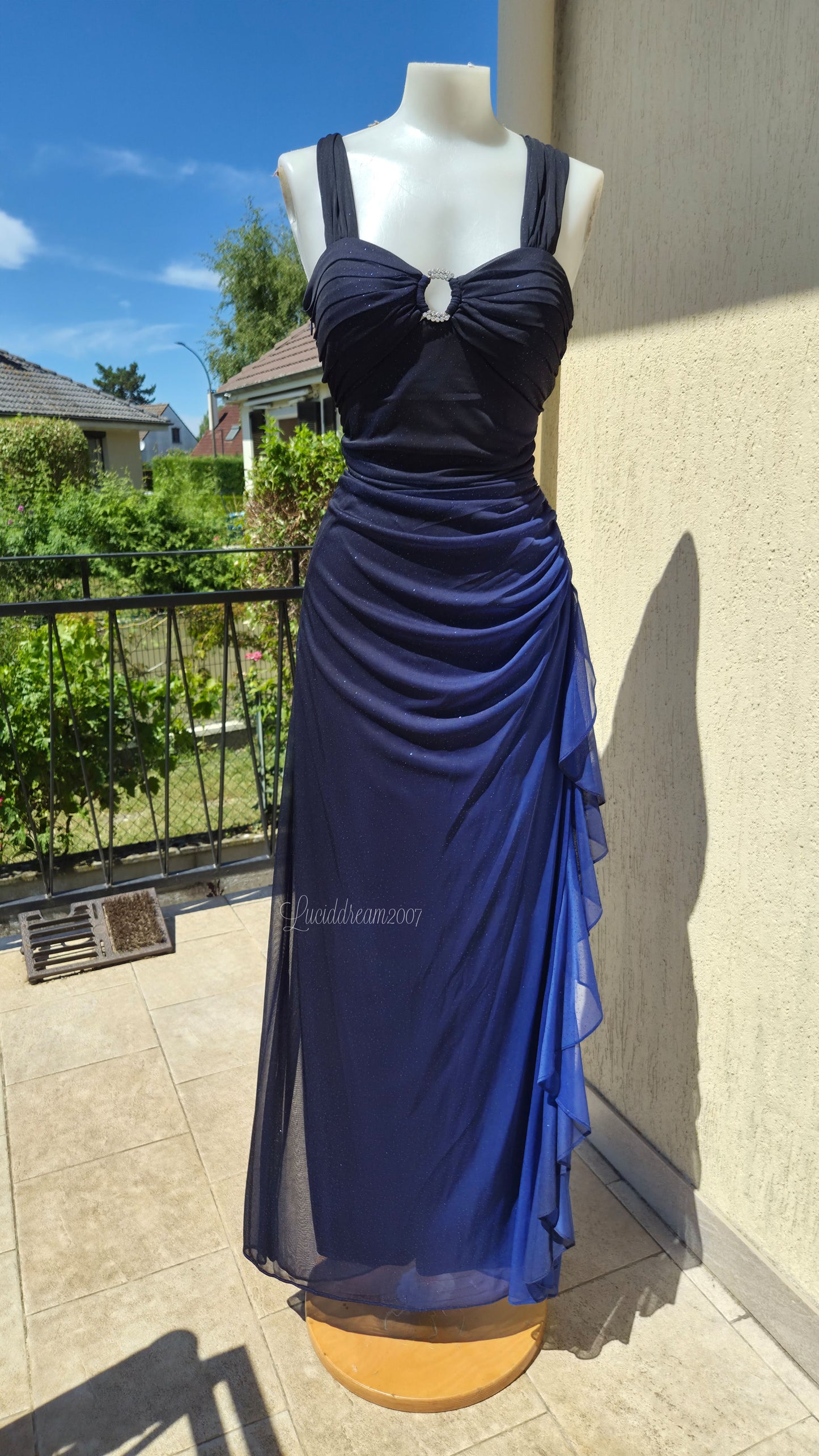 Robe bleue dégradée et brillante Betsy & Adam