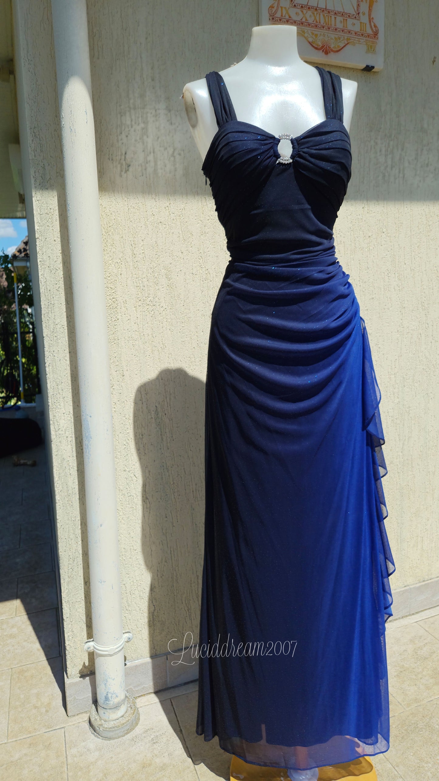 Robe bleue dégradée et brillante Betsy & Adam