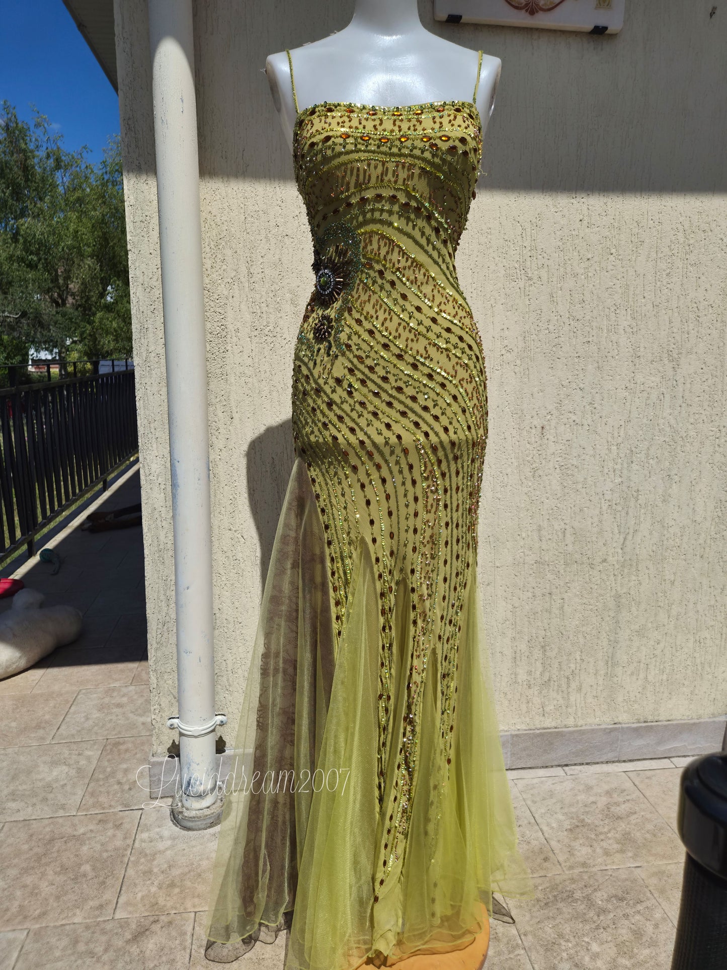 Robe en soie verte brodée