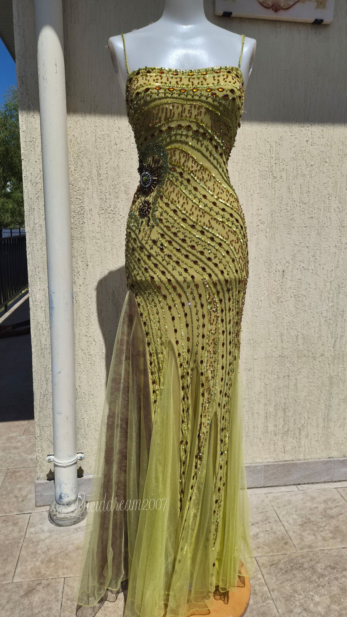 Robe en soie verte brodée