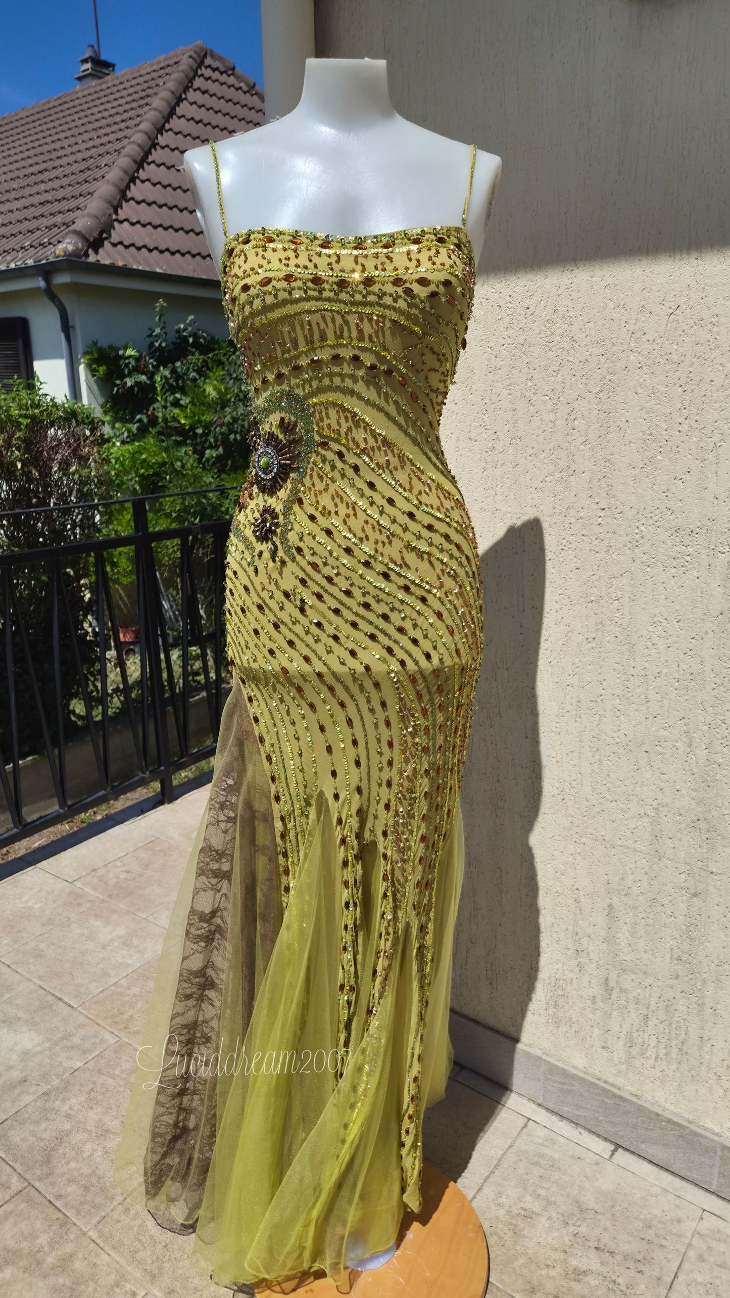 Robe en soie verte brodée
