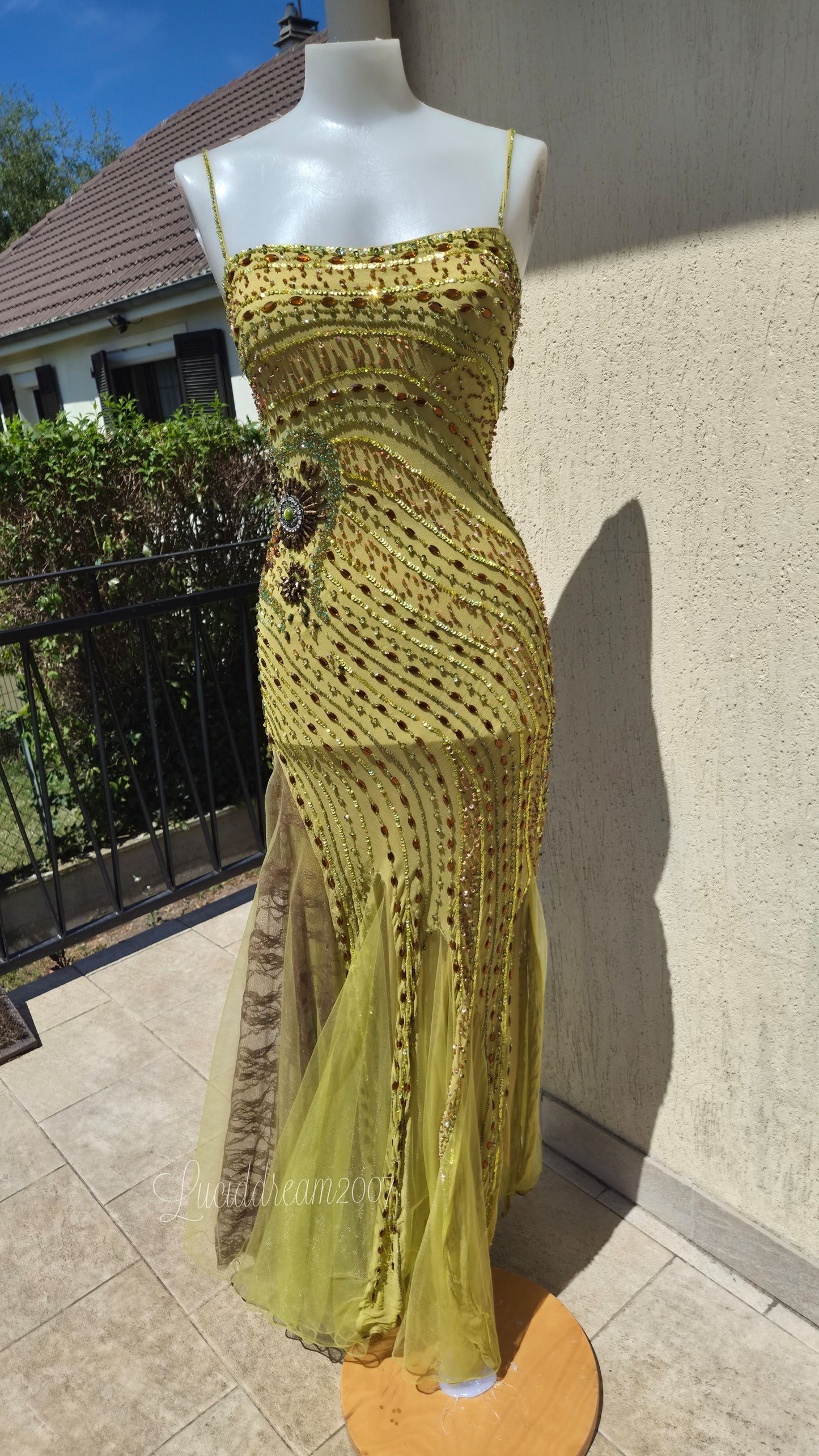 Robe en soie verte brodée