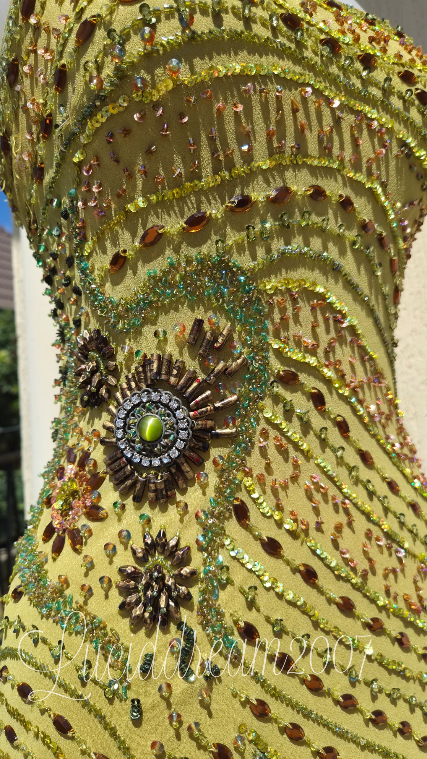 Robe en soie verte brodée