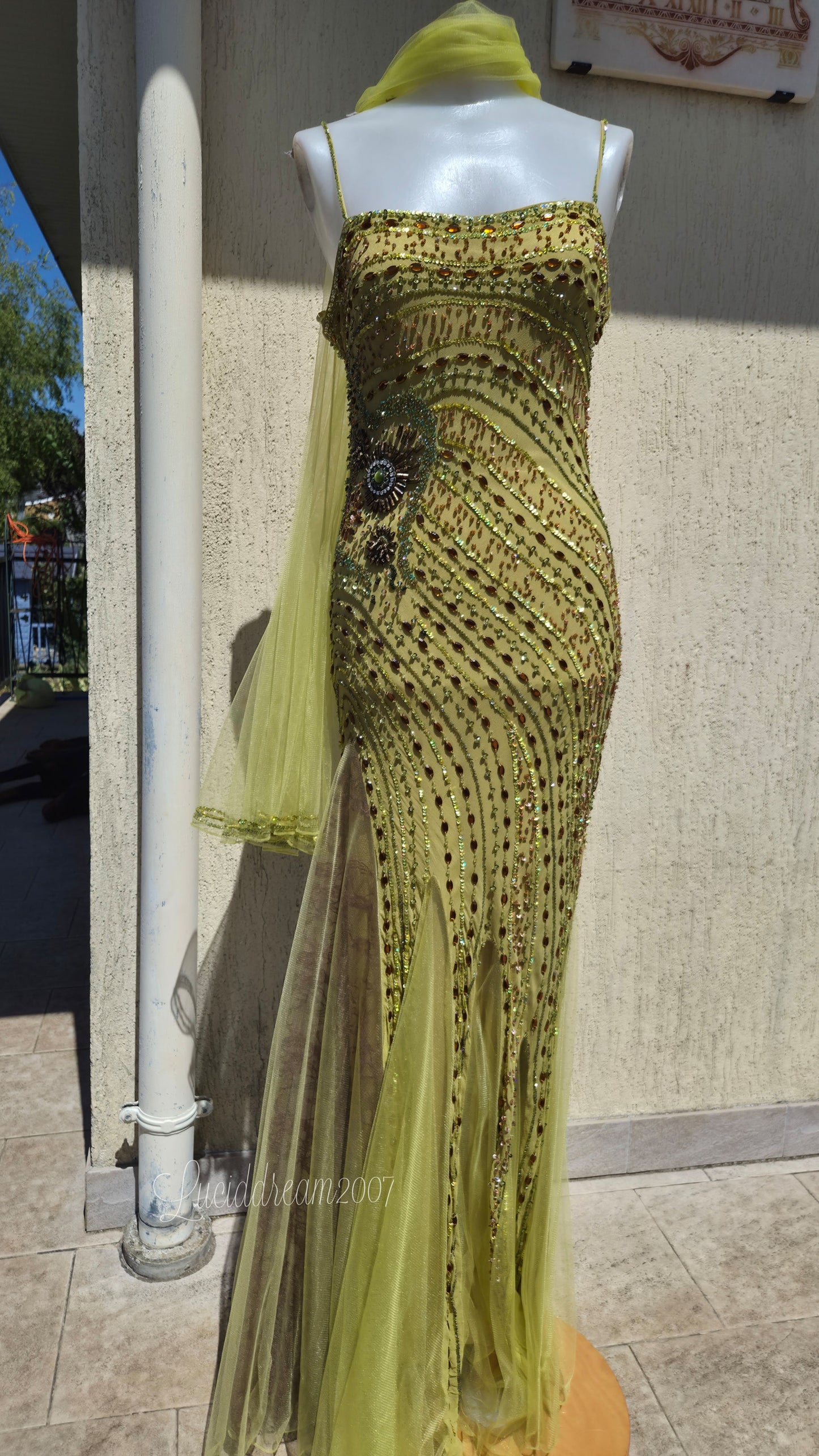 Robe en soie verte brodée