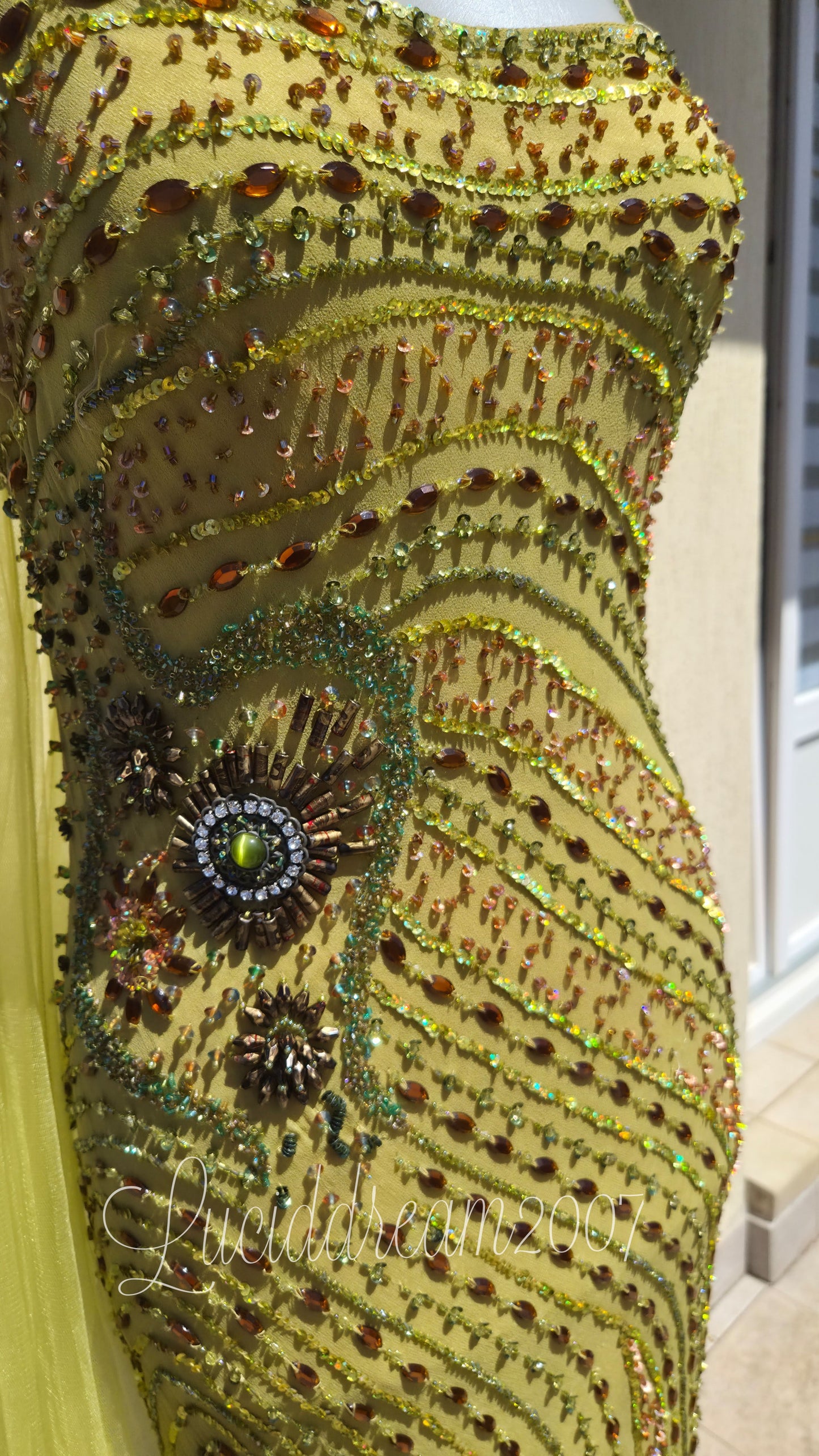 Robe en soie verte brodée