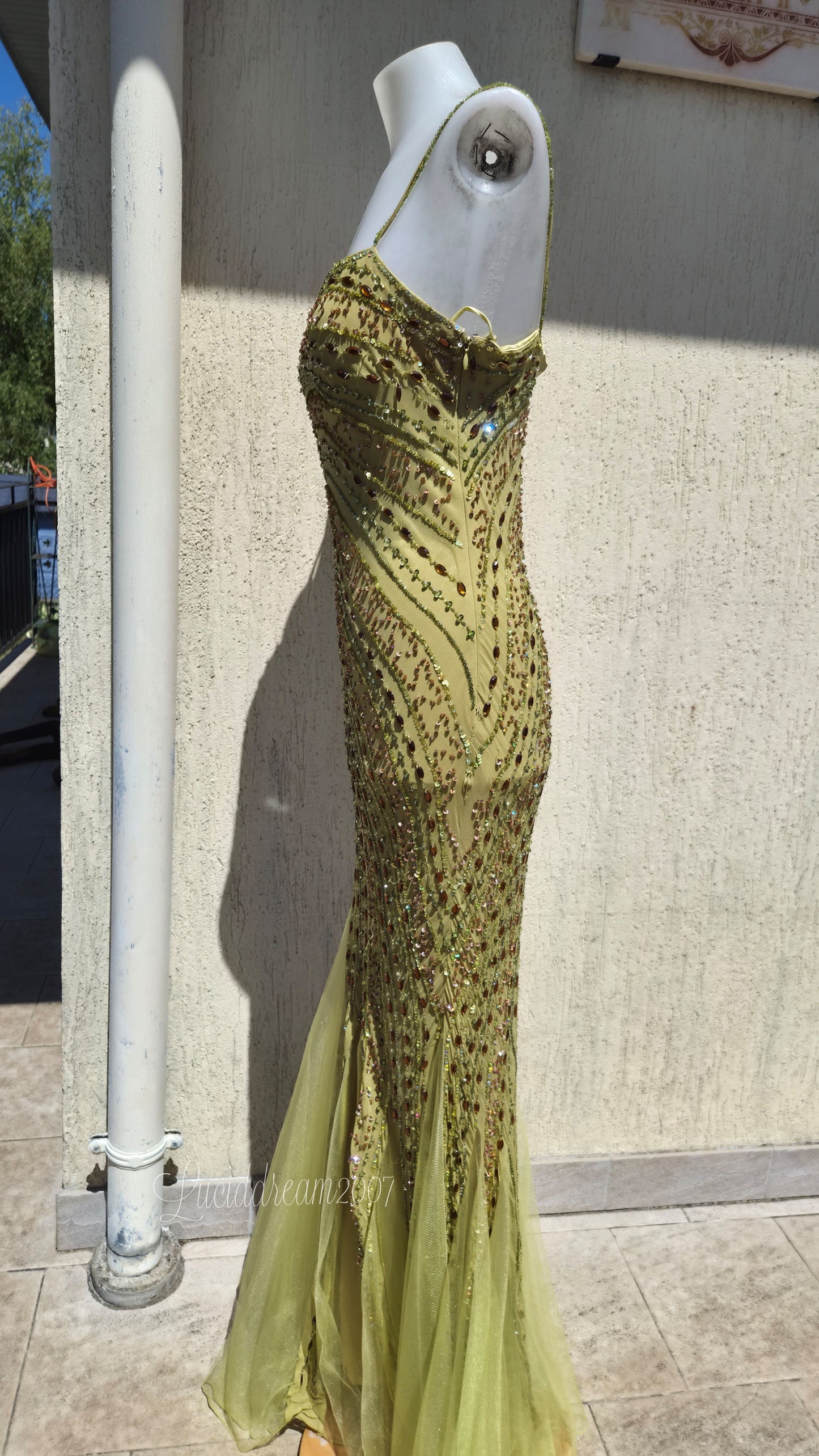 Robe en soie verte brodée