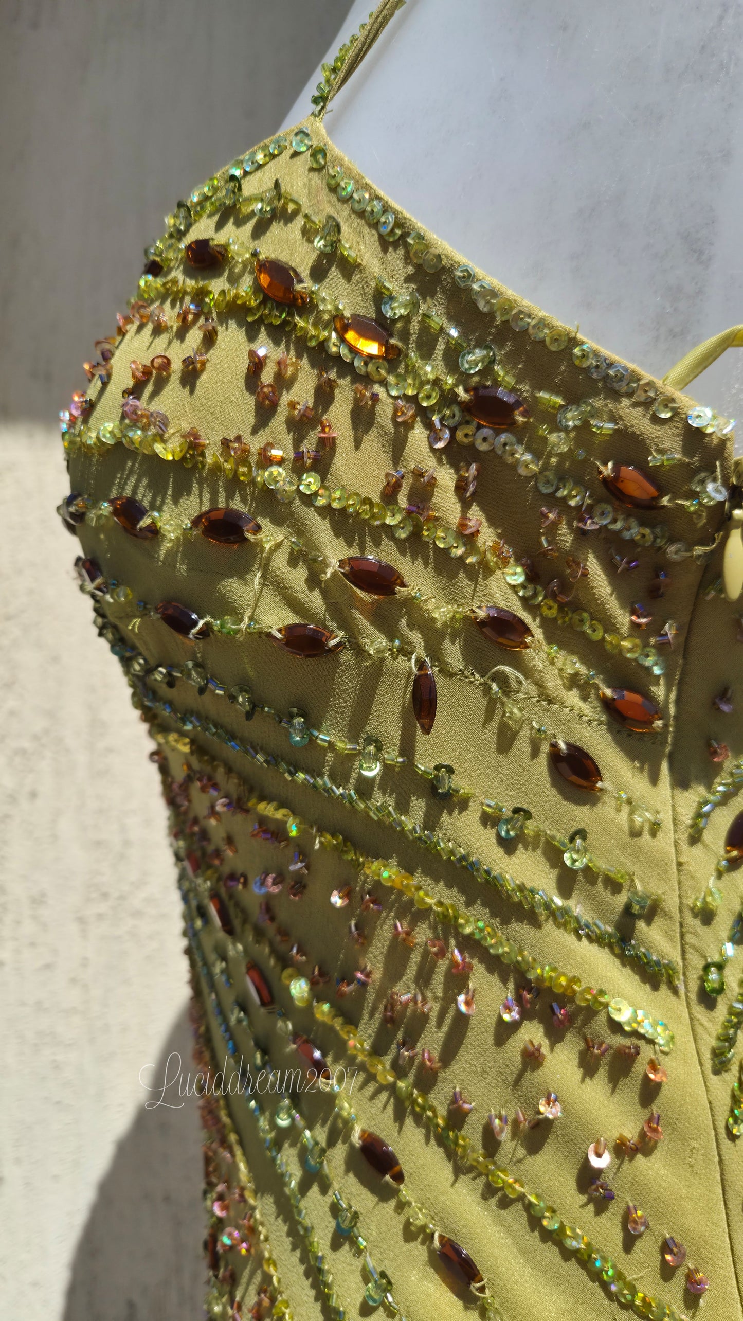 Robe en soie verte brodée