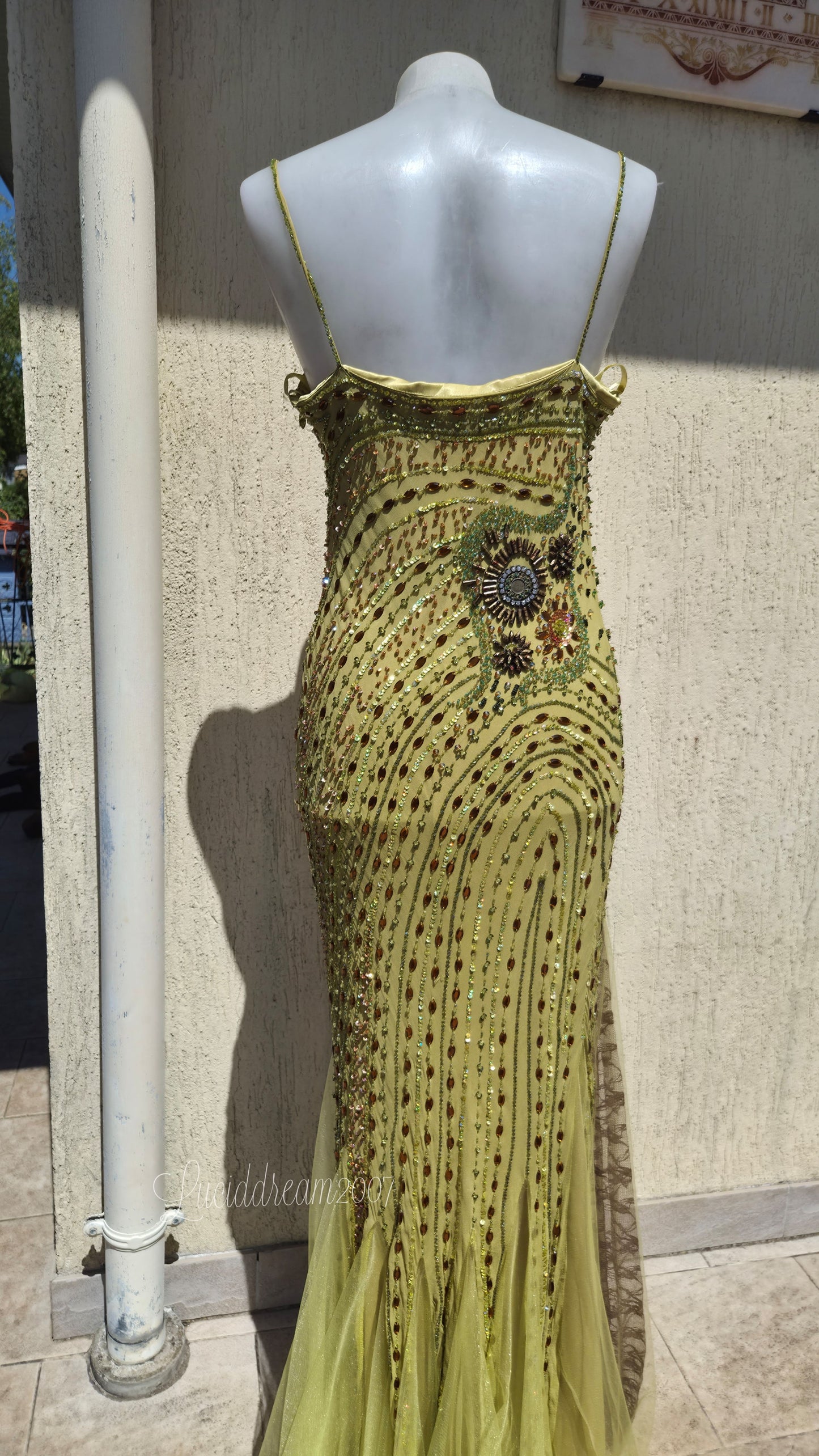 Robe en soie verte brodée
