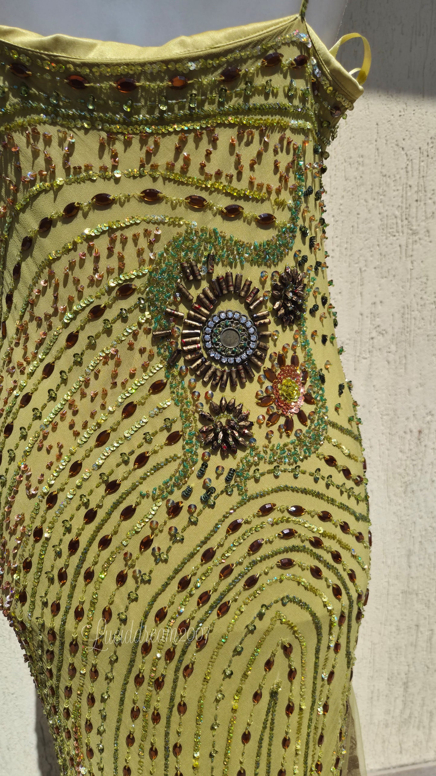 Robe en soie verte brodée