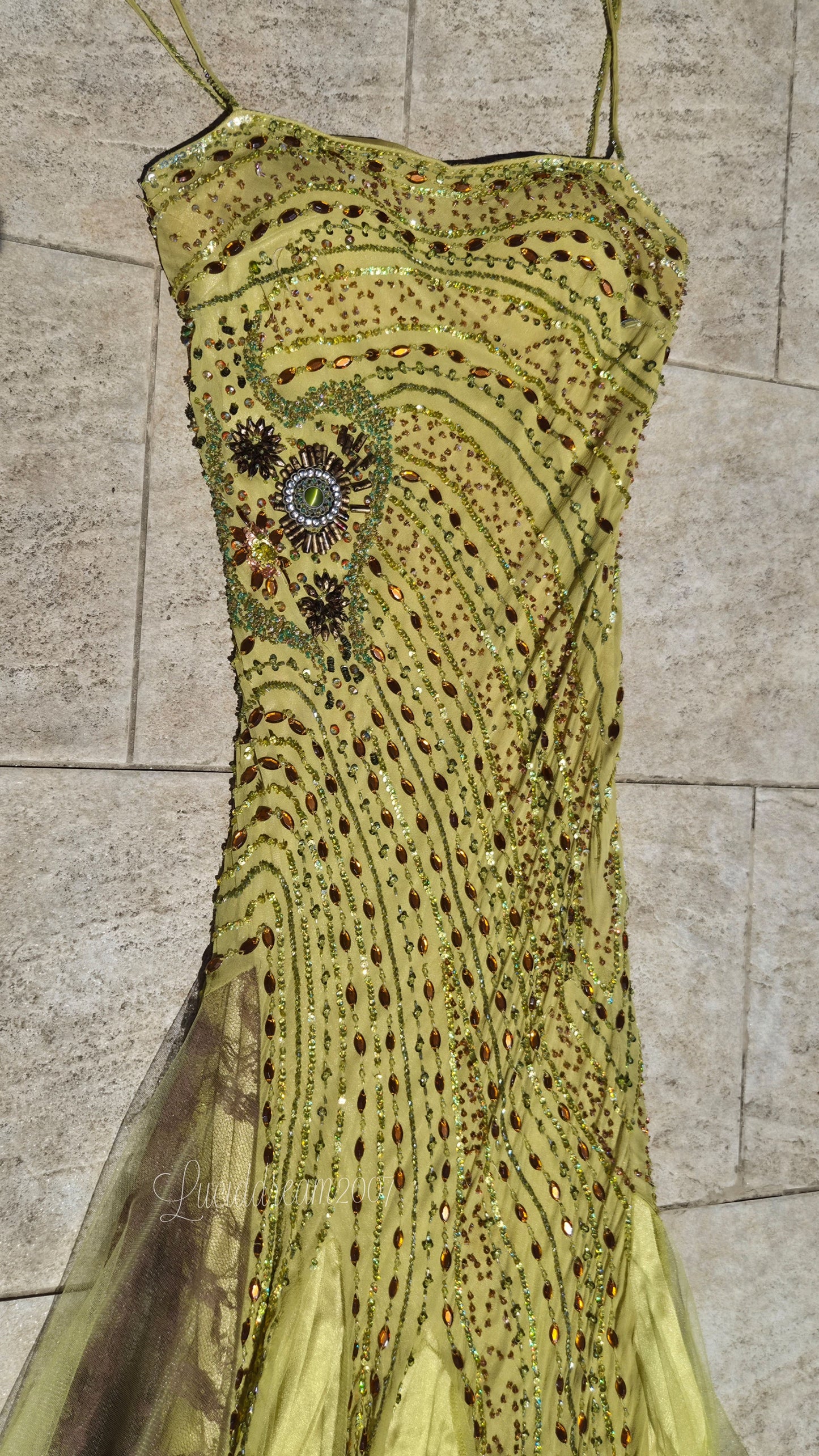 Robe en soie verte brodée