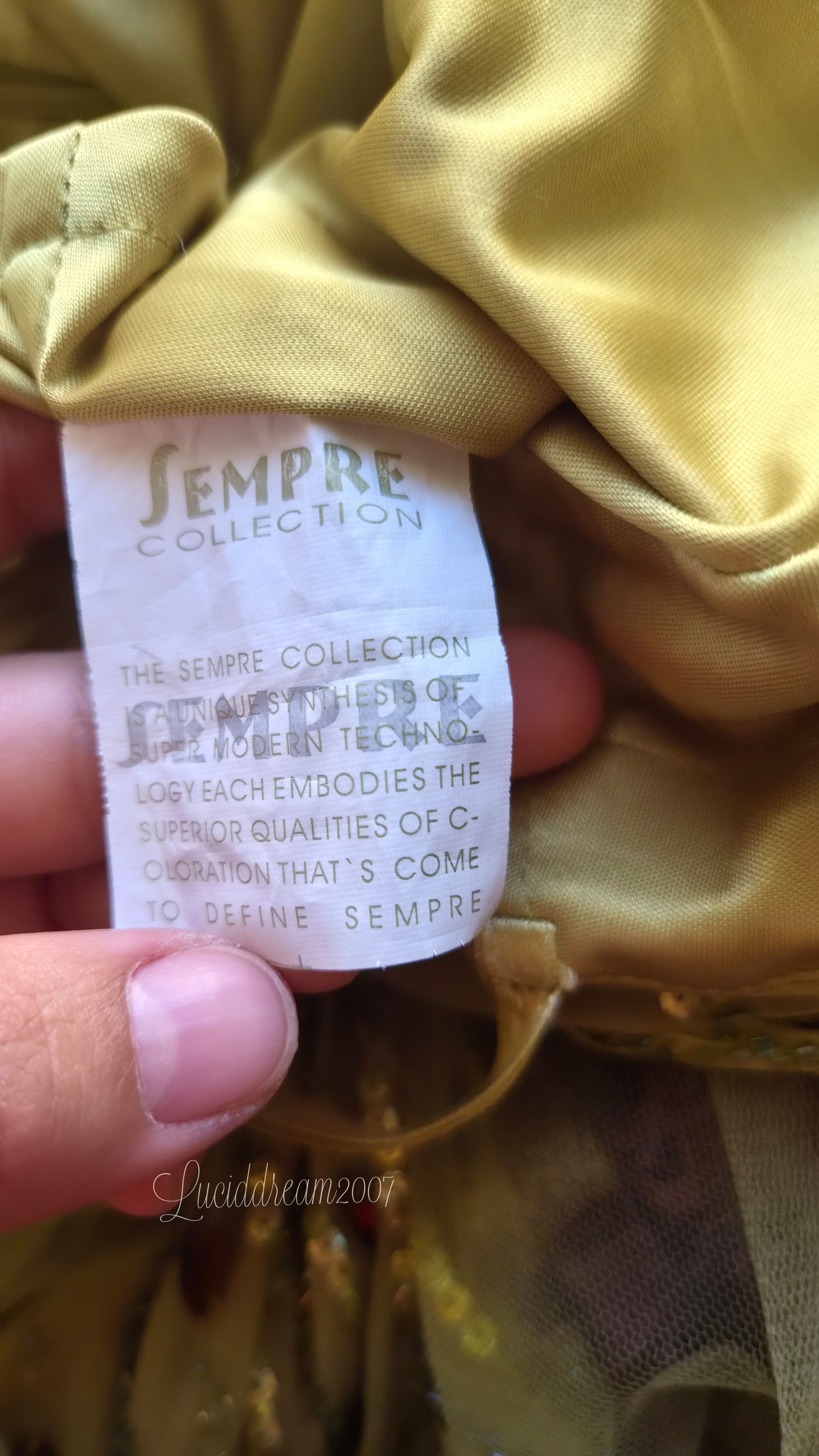 Robe en soie verte brodée