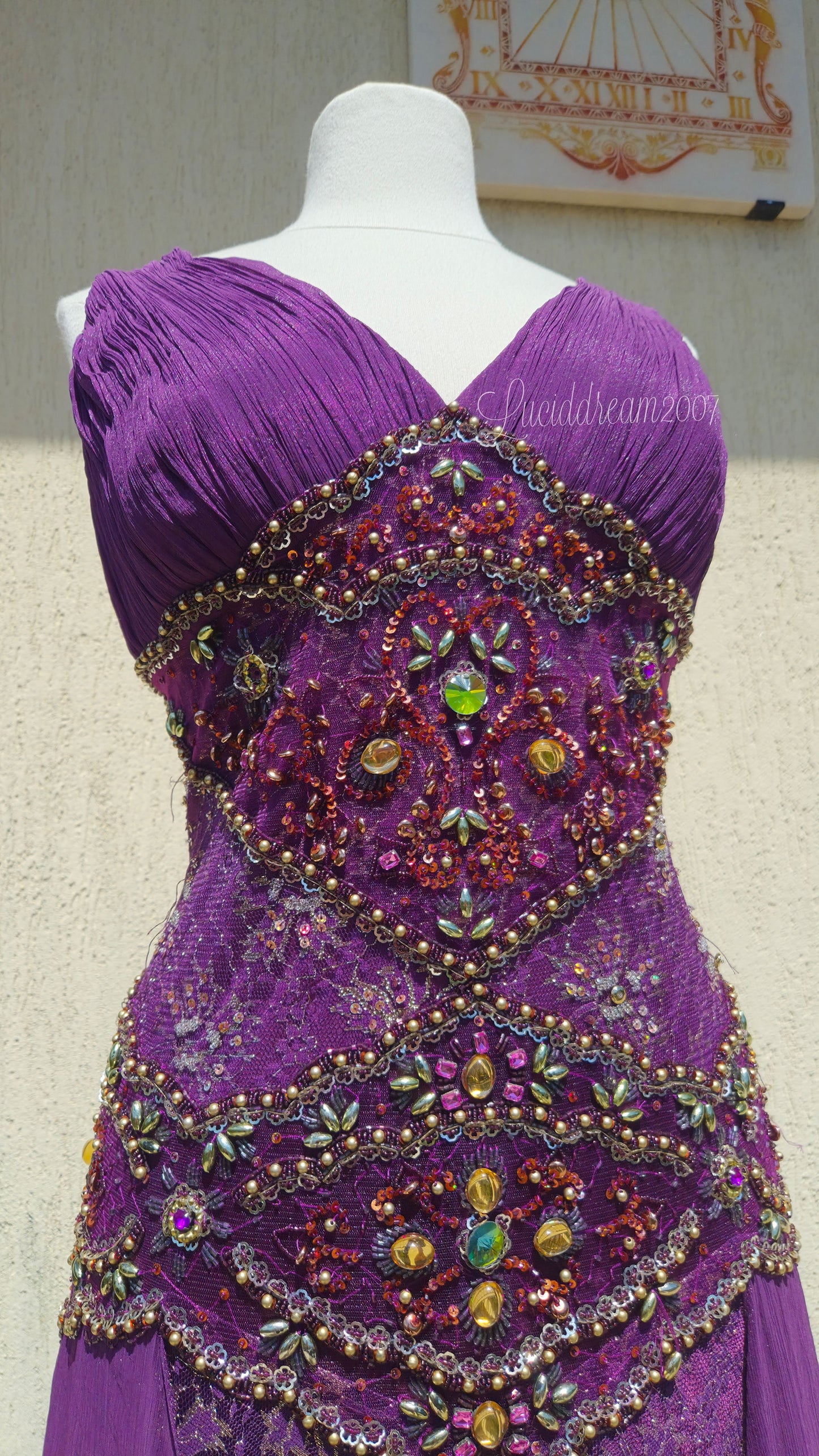 Robe violette en dentelle et broderies