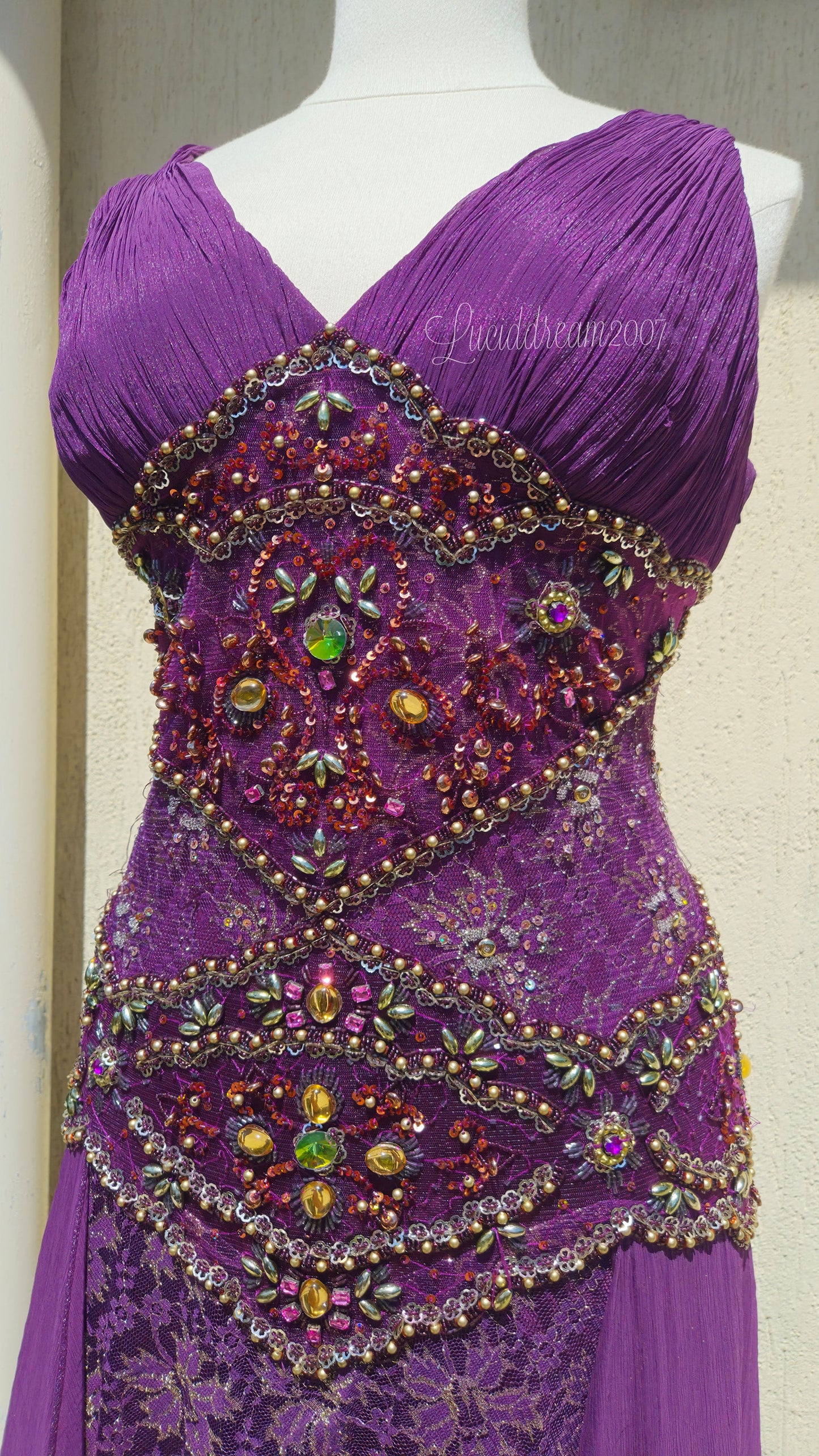 Robe violette en dentelle et broderies