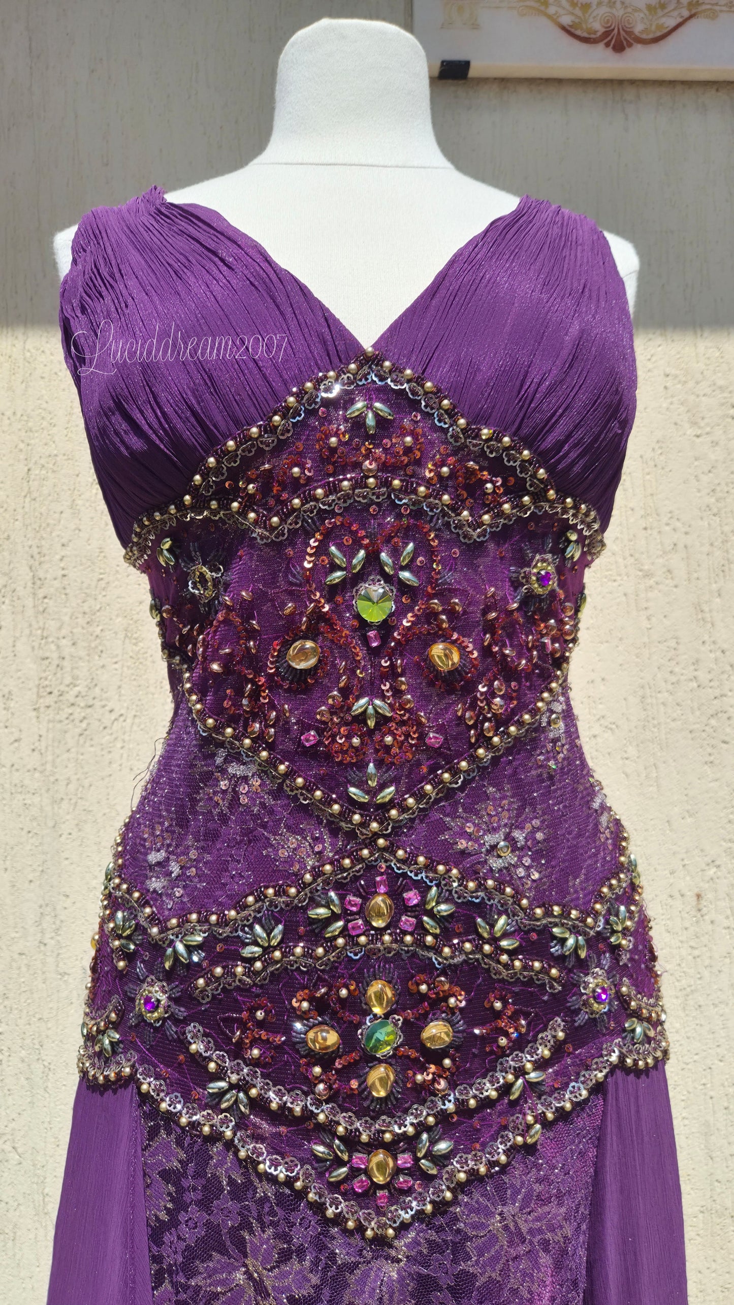 Robe violette en dentelle et broderies
