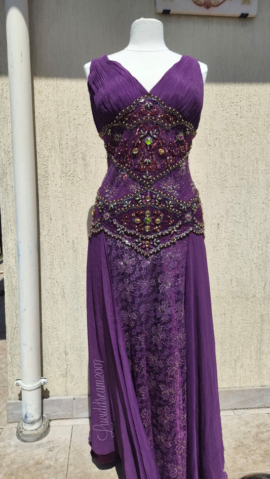 Robe violette en dentelle et broderies