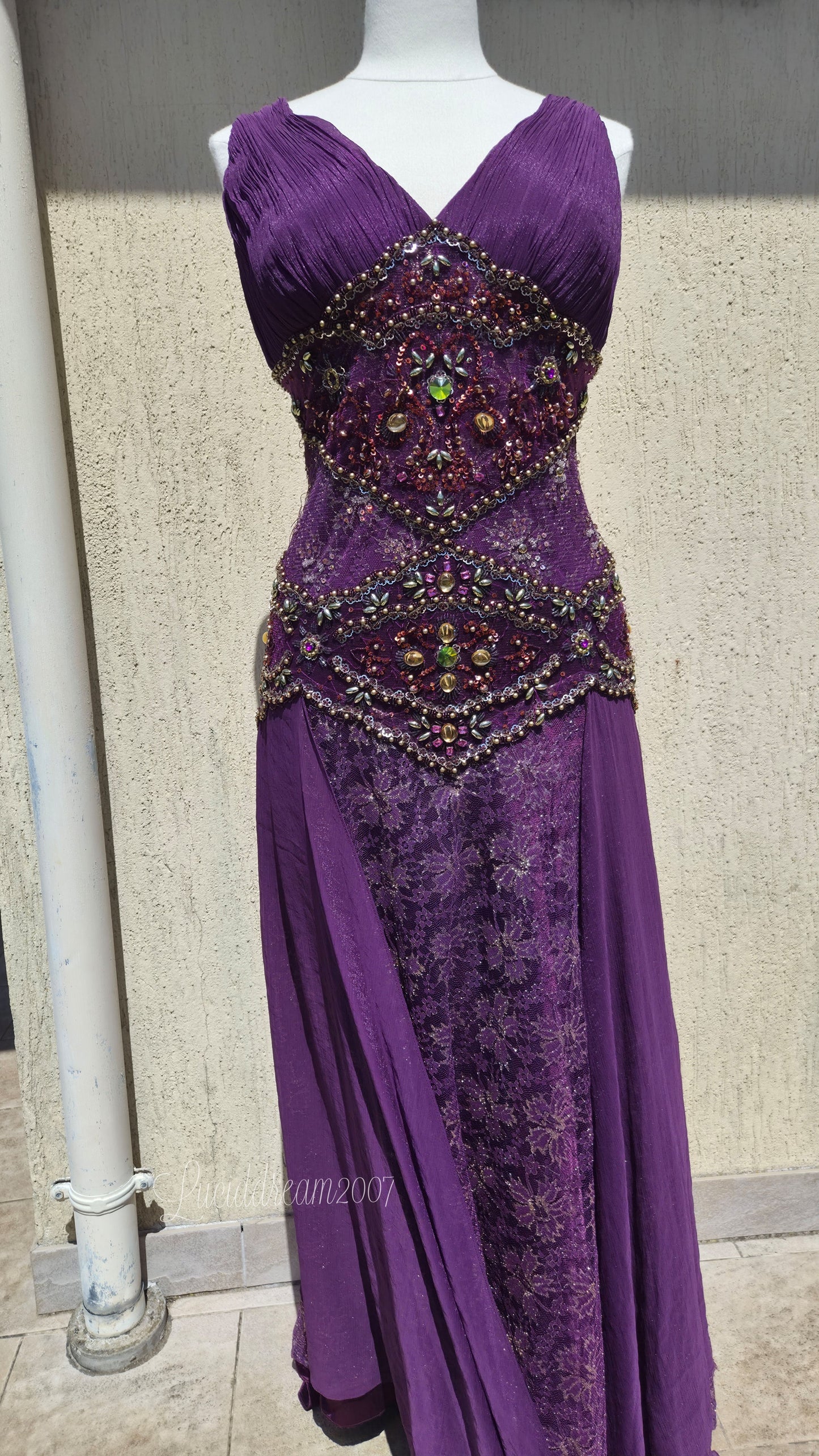 Robe violette en dentelle et broderies