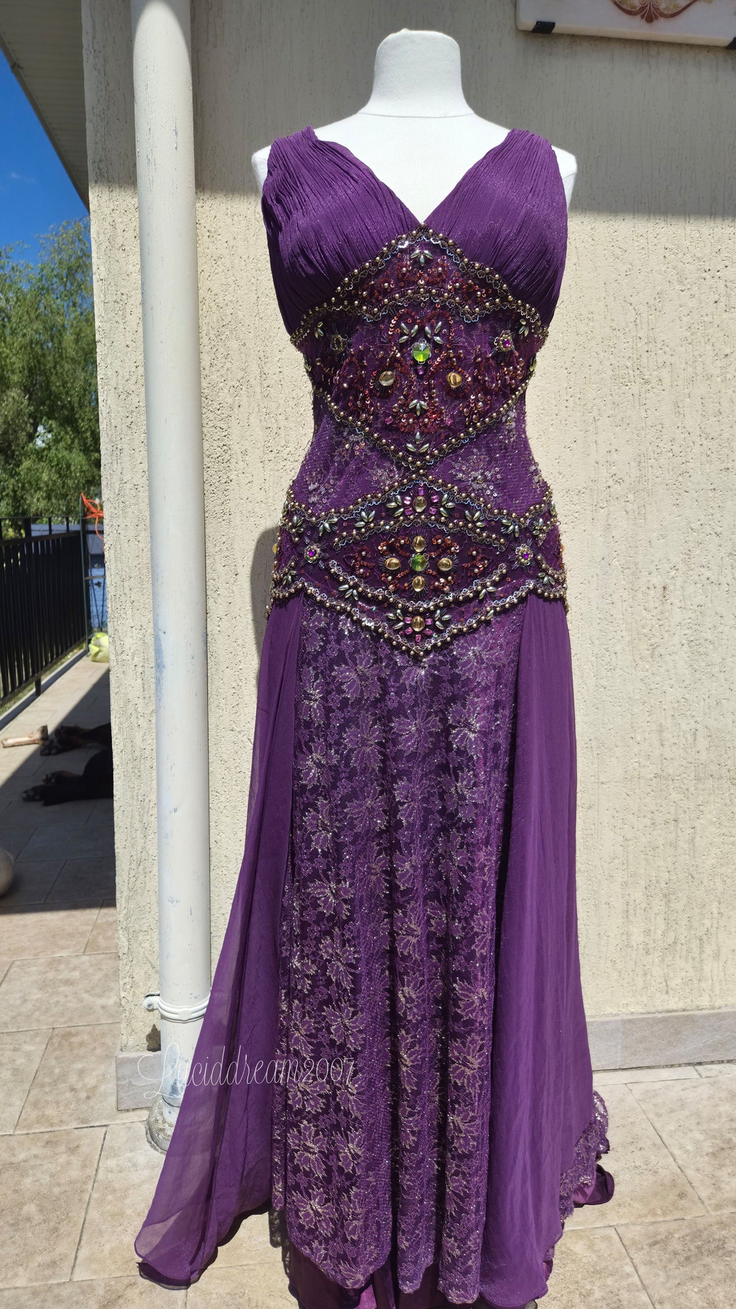 Robe violette en dentelle et broderies