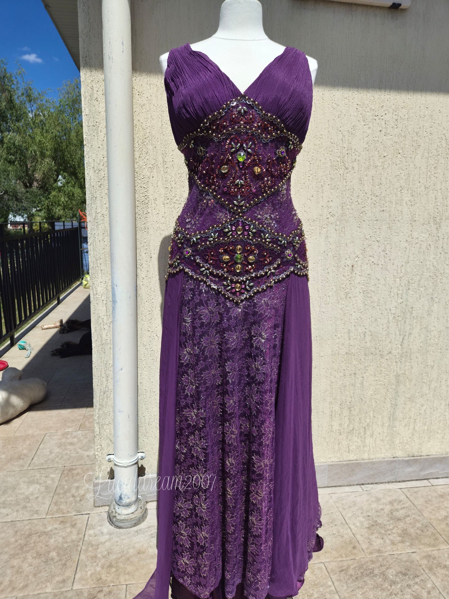 Robe violette en dentelle et broderies