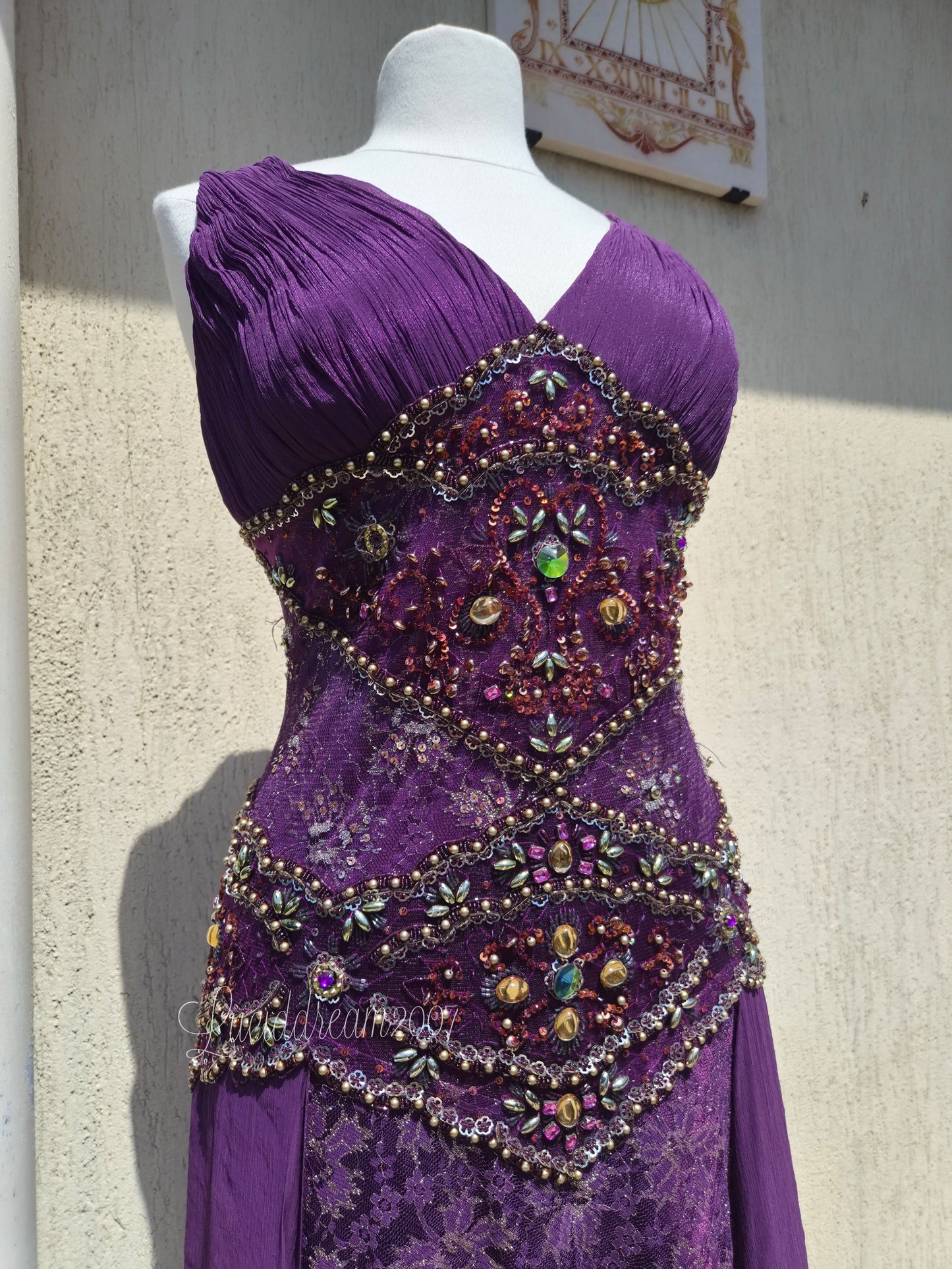 Robe violette en dentelle et broderies