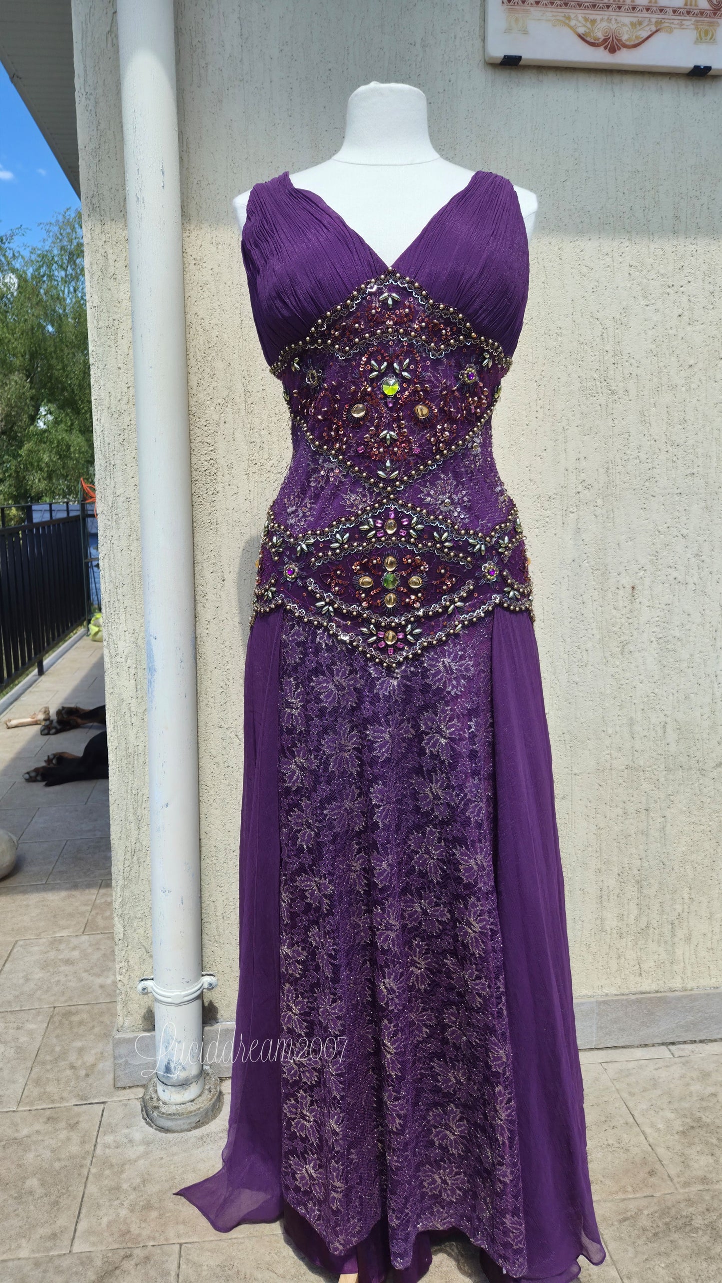 Robe violette en dentelle et broderies