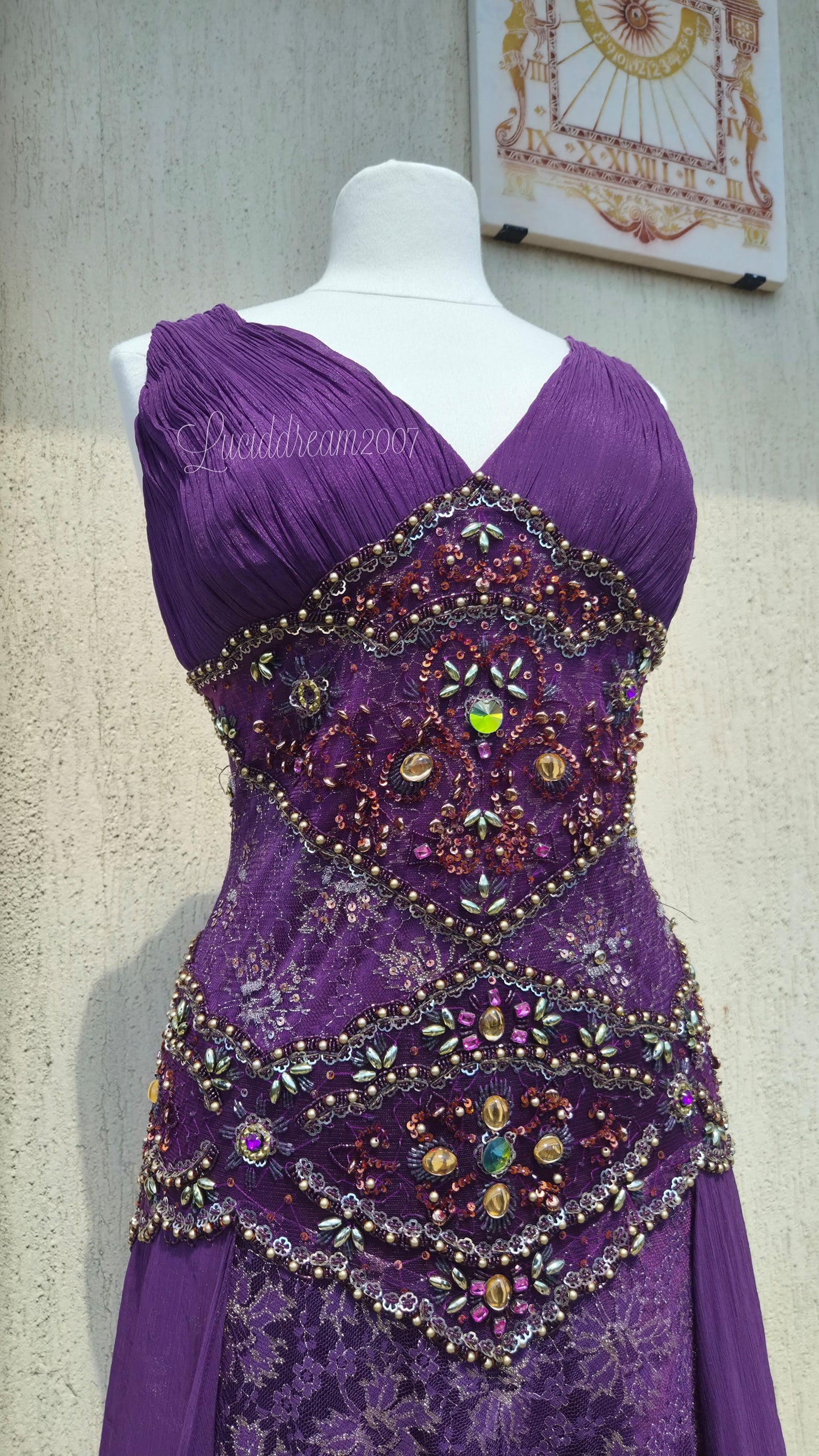Robe violette en dentelle et broderies