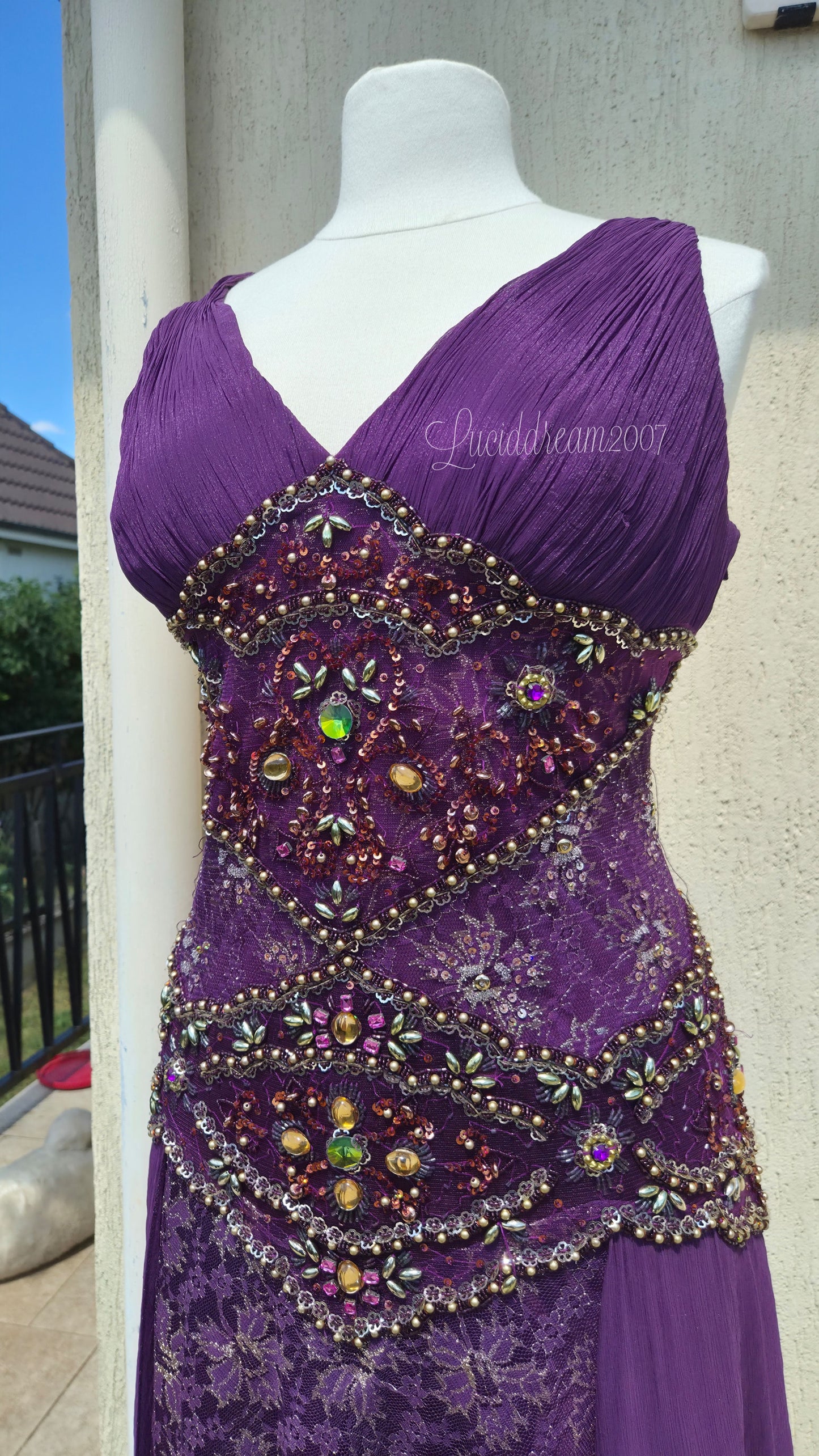 Robe violette en dentelle et broderies