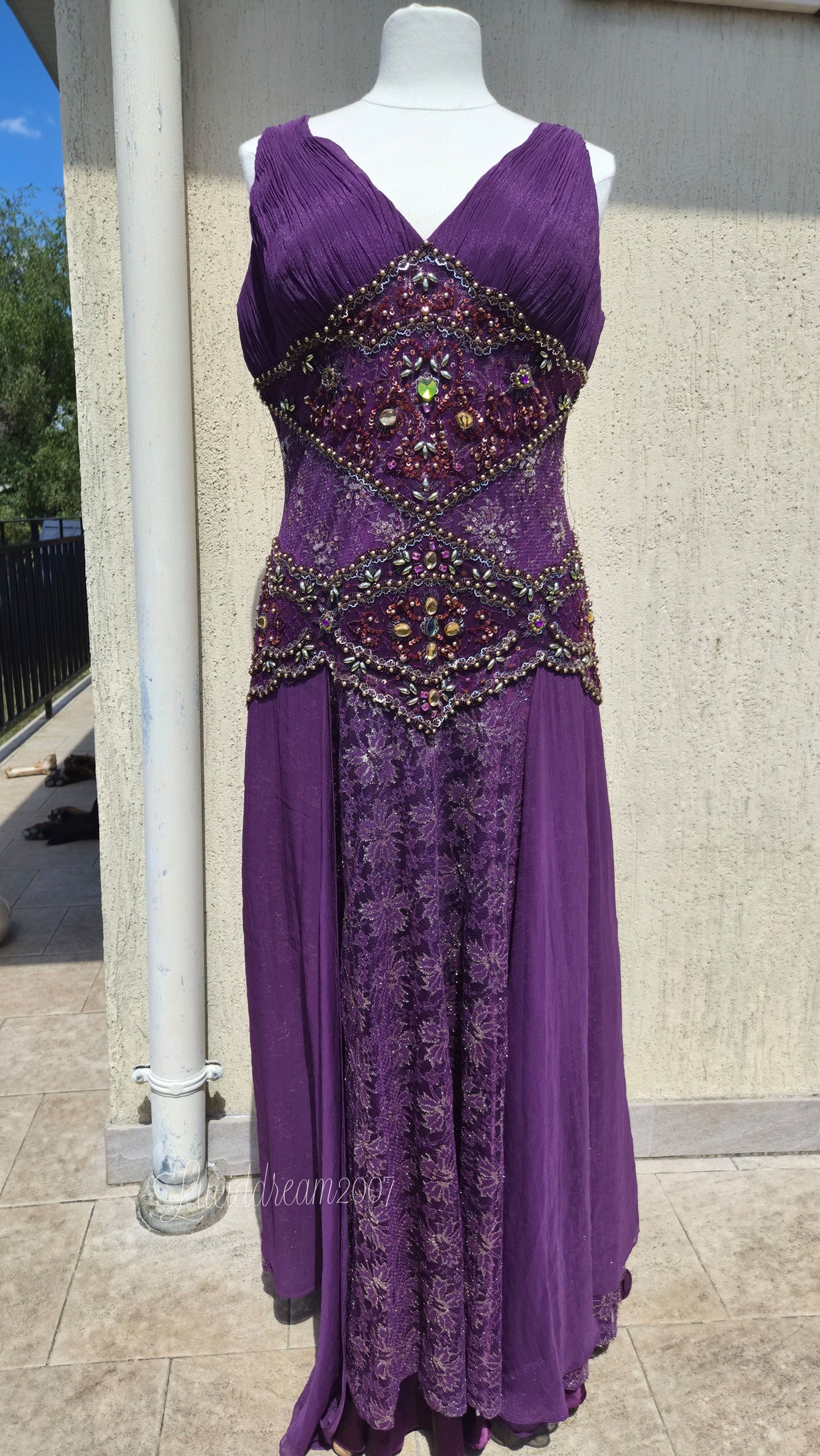Robe violette en dentelle et broderies