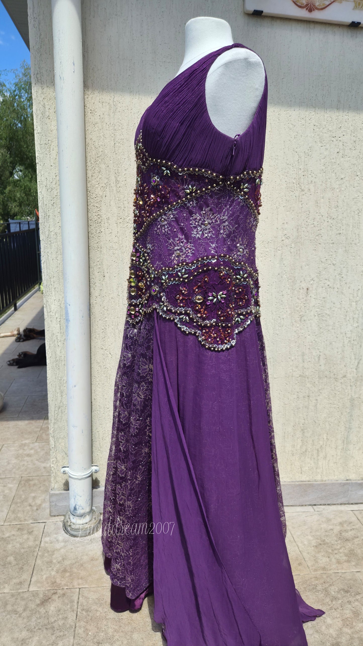 Robe violette en dentelle et broderies