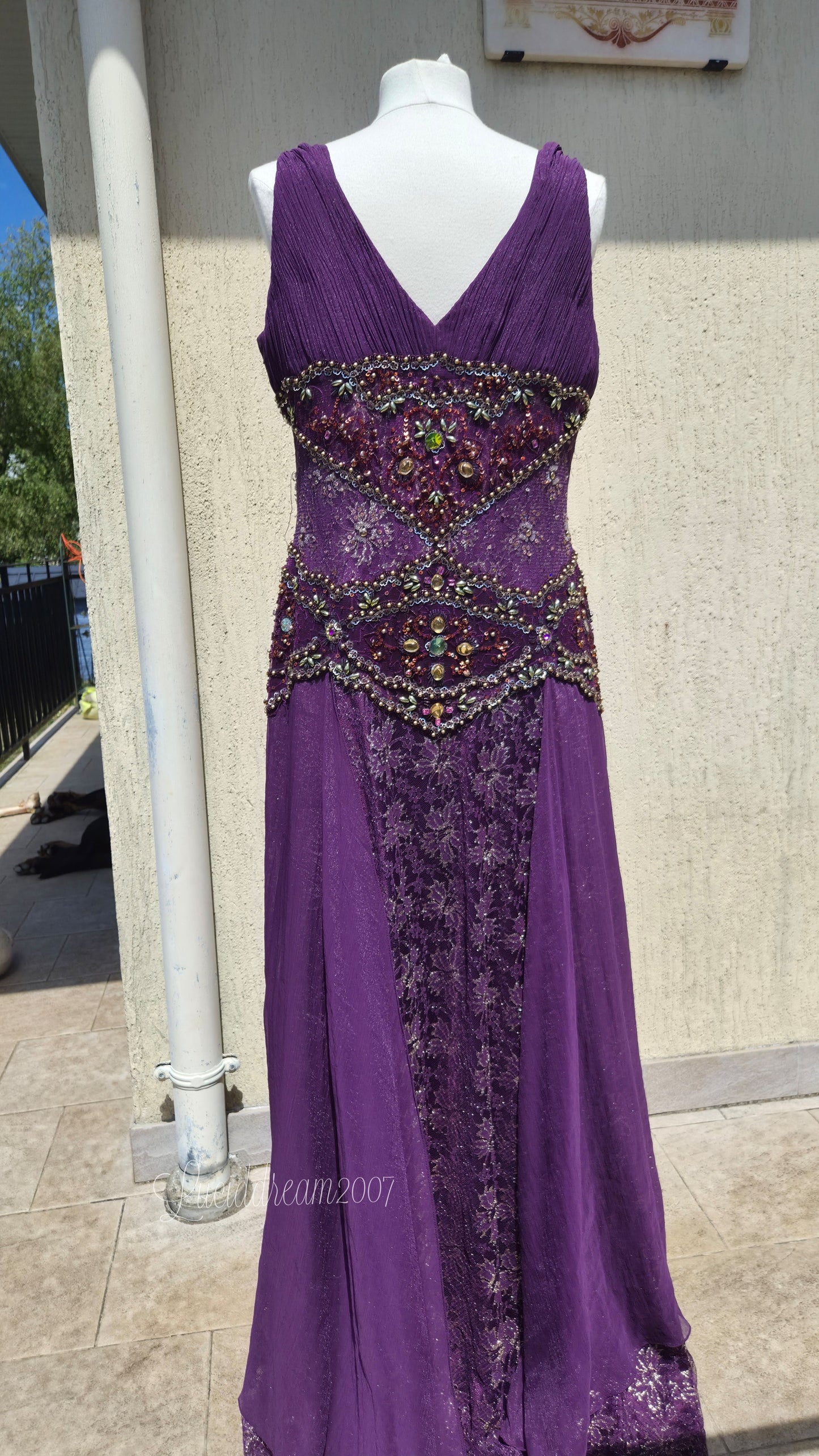 Robe violette en dentelle et broderies