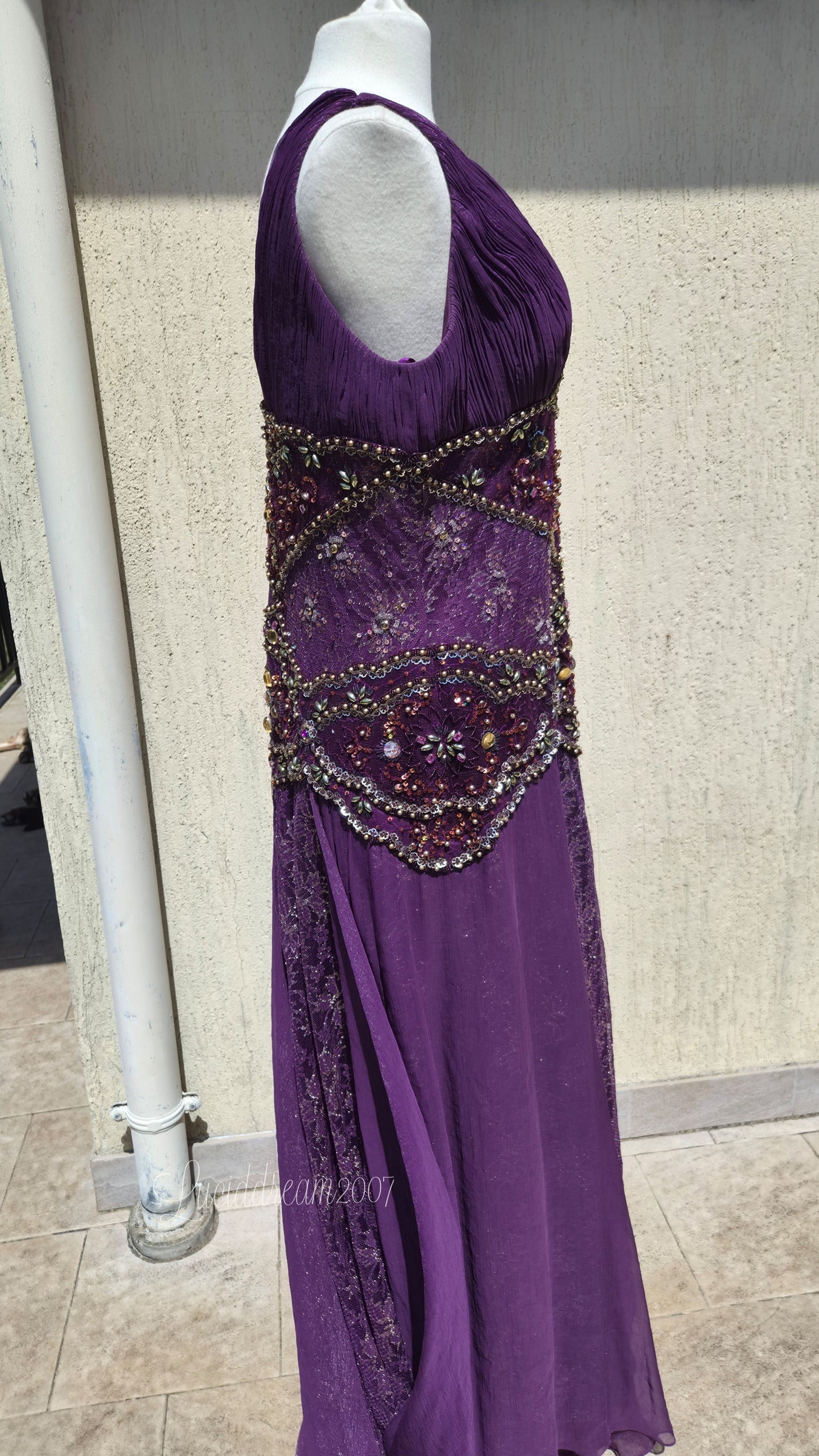 Robe violette en dentelle et broderies