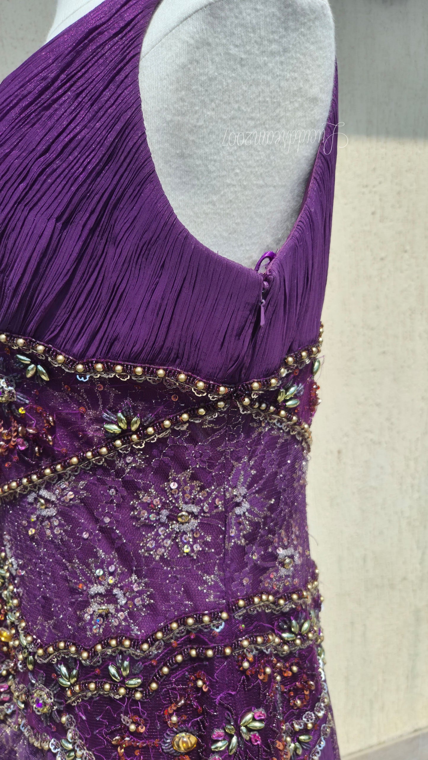 Robe violette en dentelle et broderies