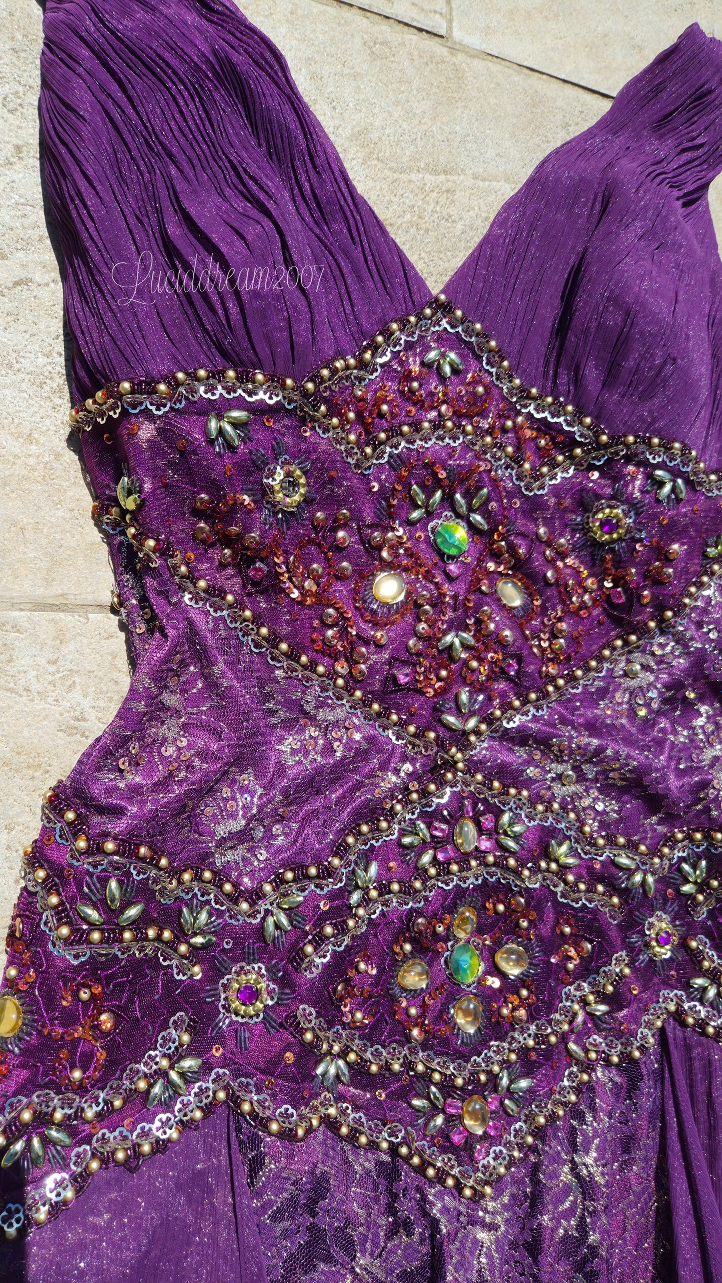 Robe violette en dentelle et broderies