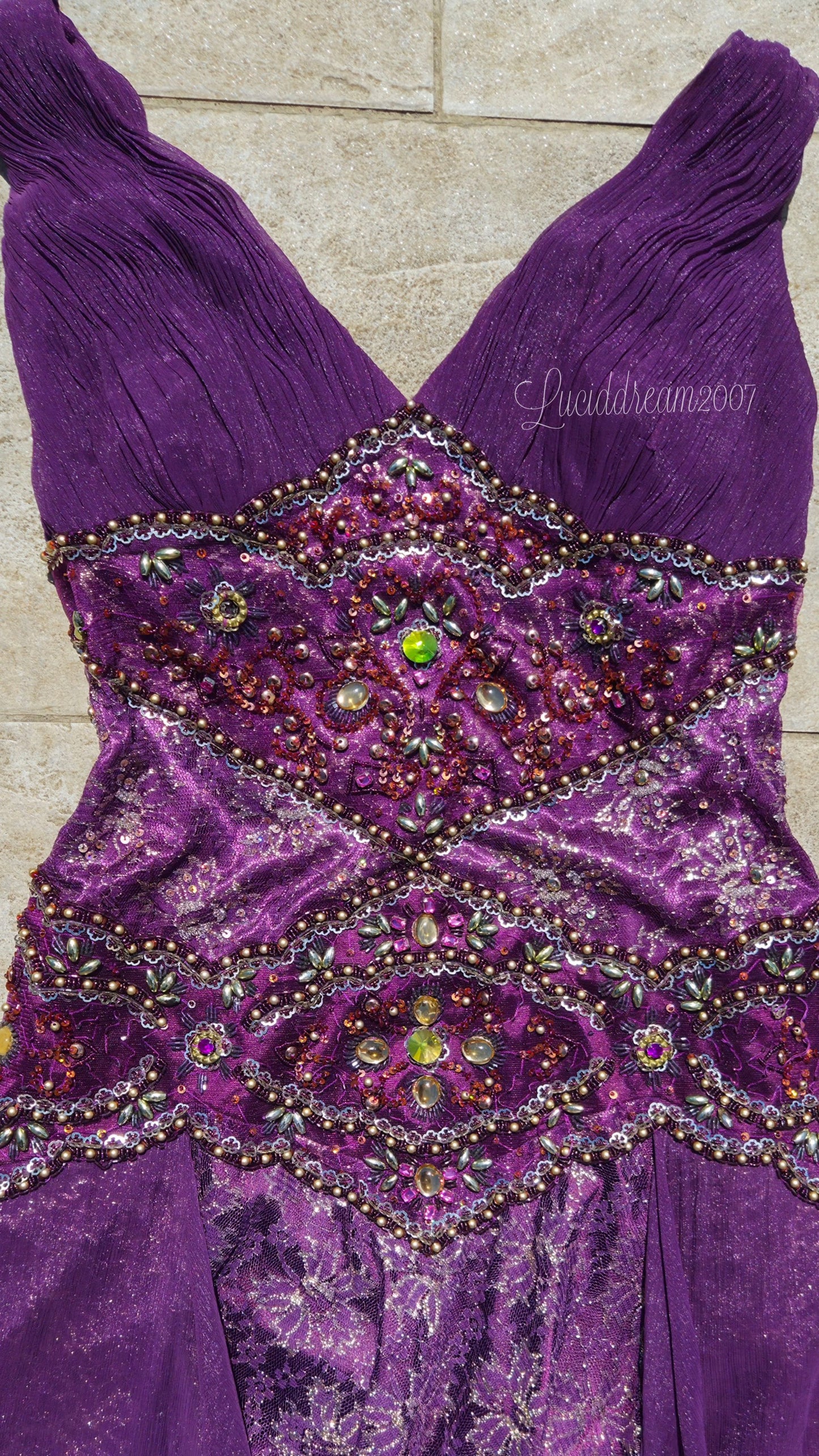 Robe violette en dentelle et broderies