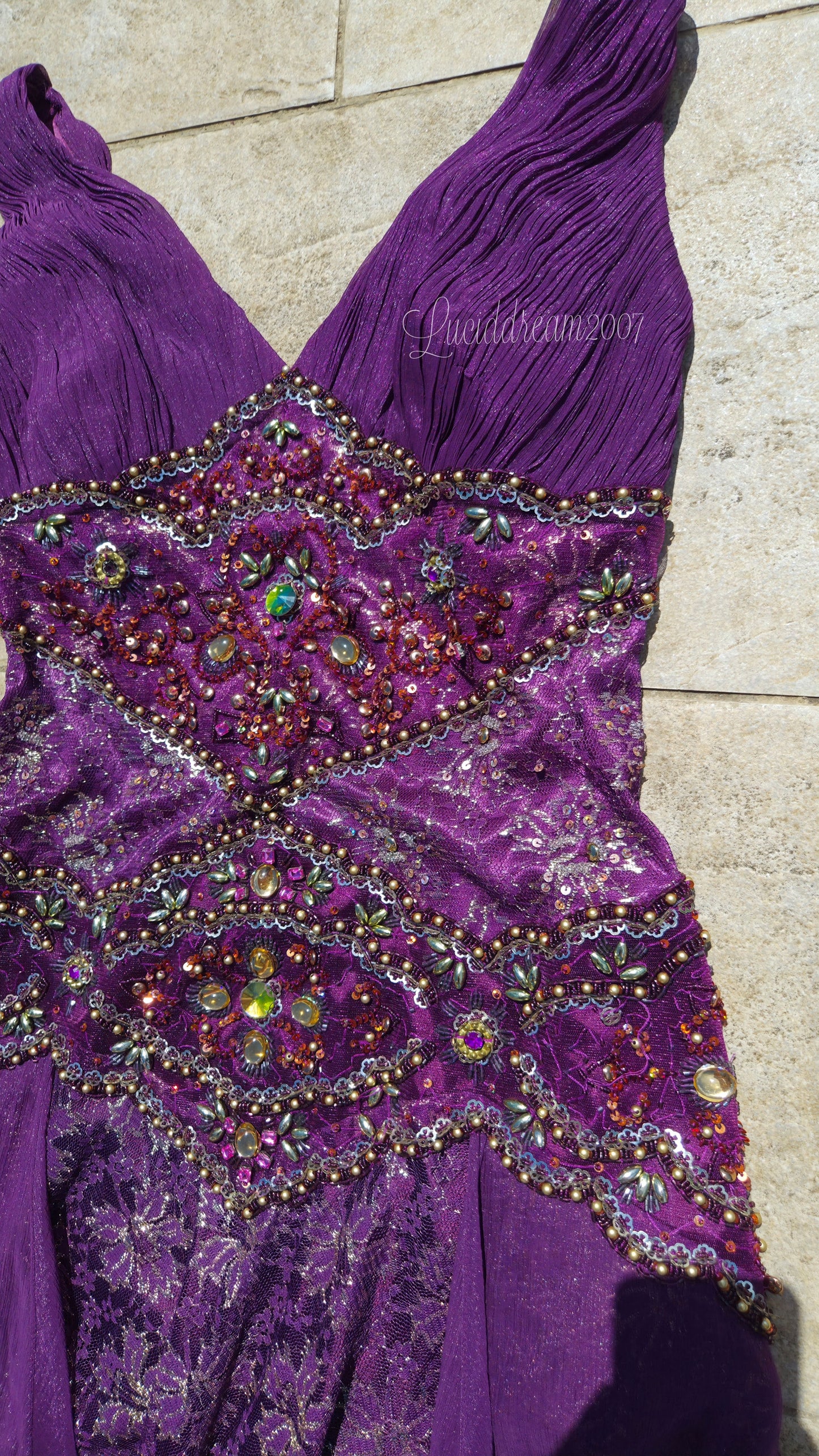Robe violette en dentelle et broderies