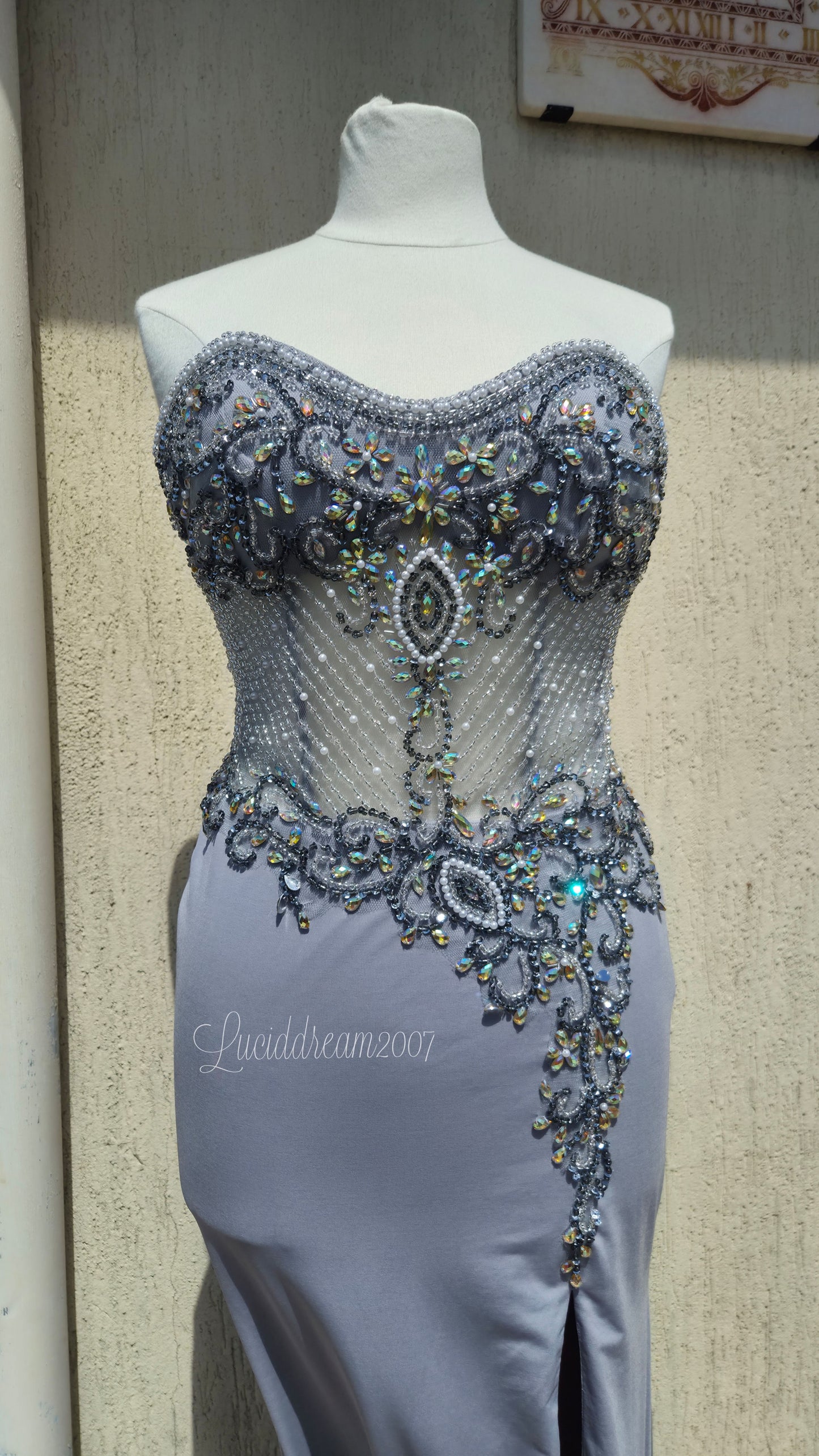 Robe bustier grise brodée